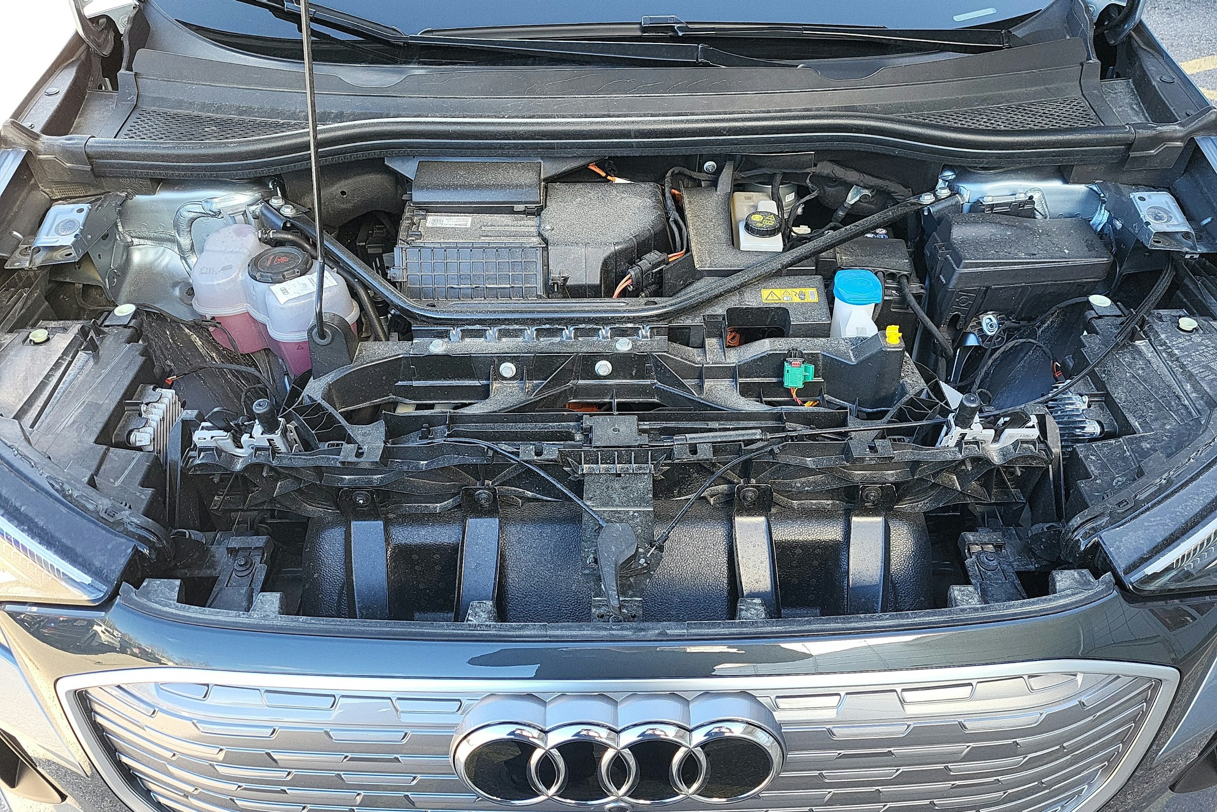 geysir sininen Audi Q4 e-tron 2025 kuva 13.