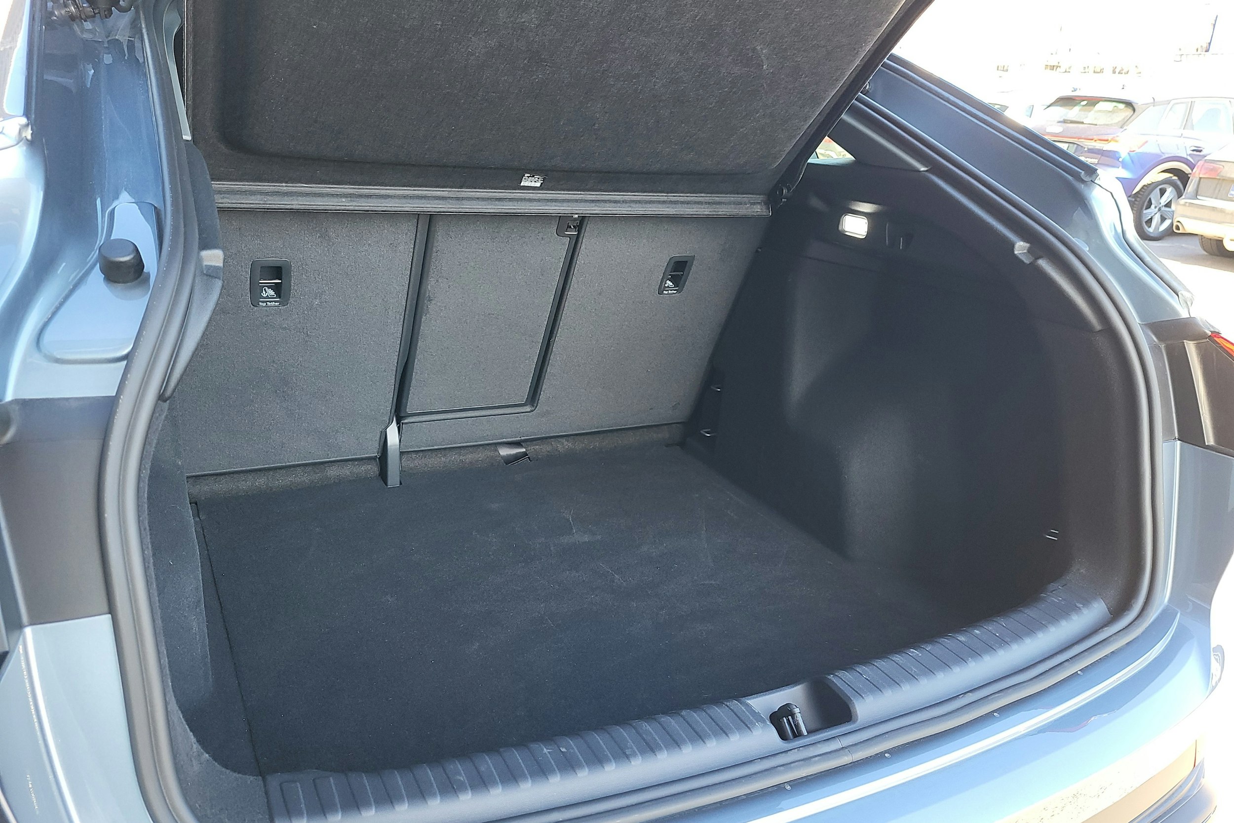 geysir sininen Audi Q4 e-tron 2025 kuva 14.