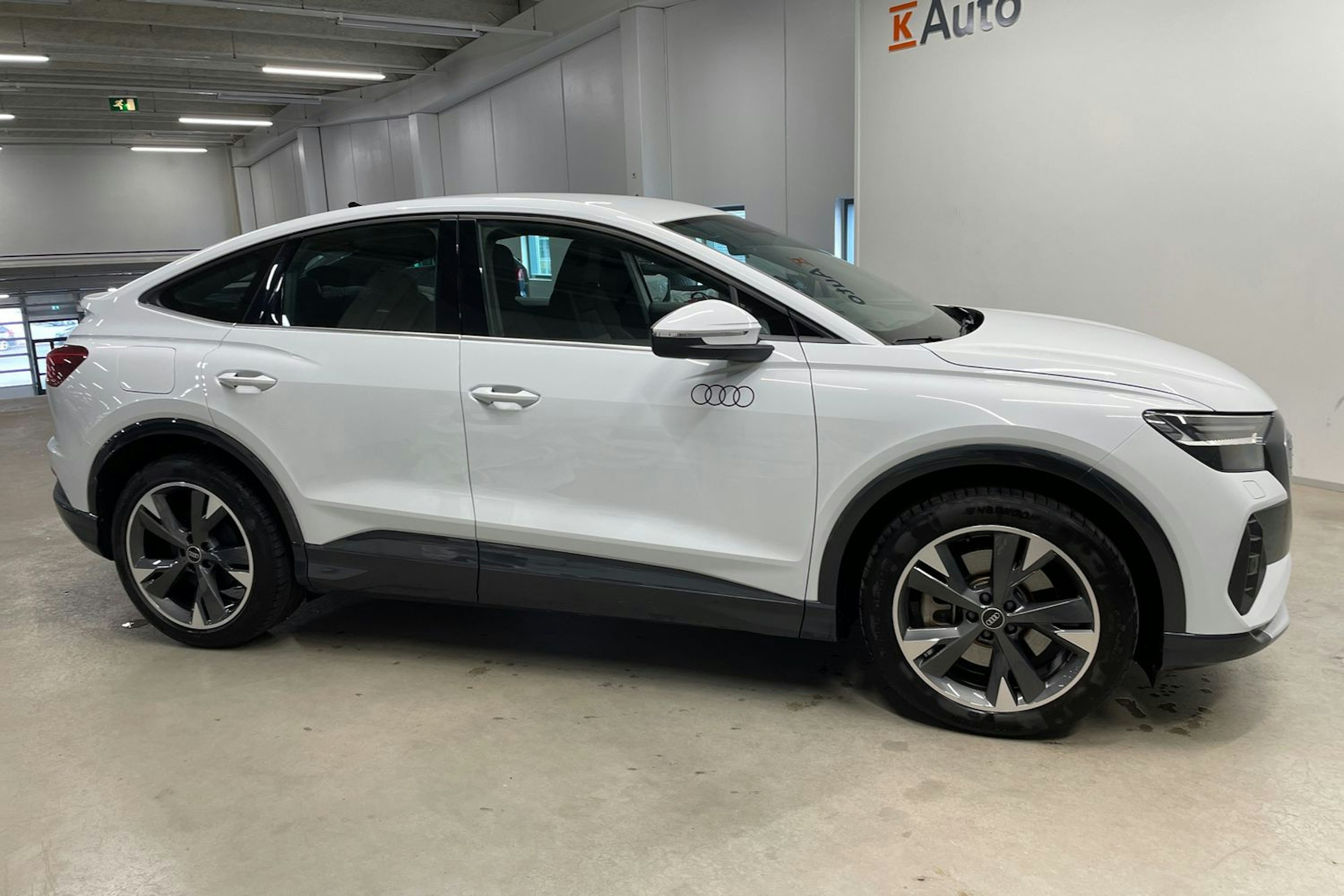 valkoinen Audi Q4 e-tron 2025 kuva 13.