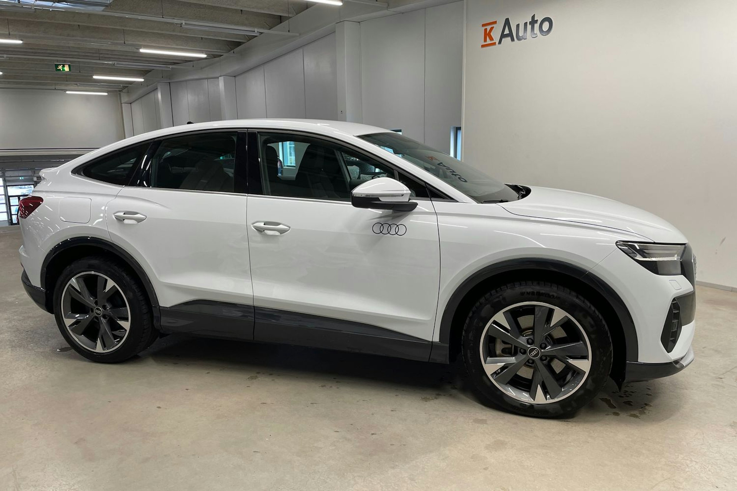 valkoinen Audi Q4 e-tron 2025 kuva 14.