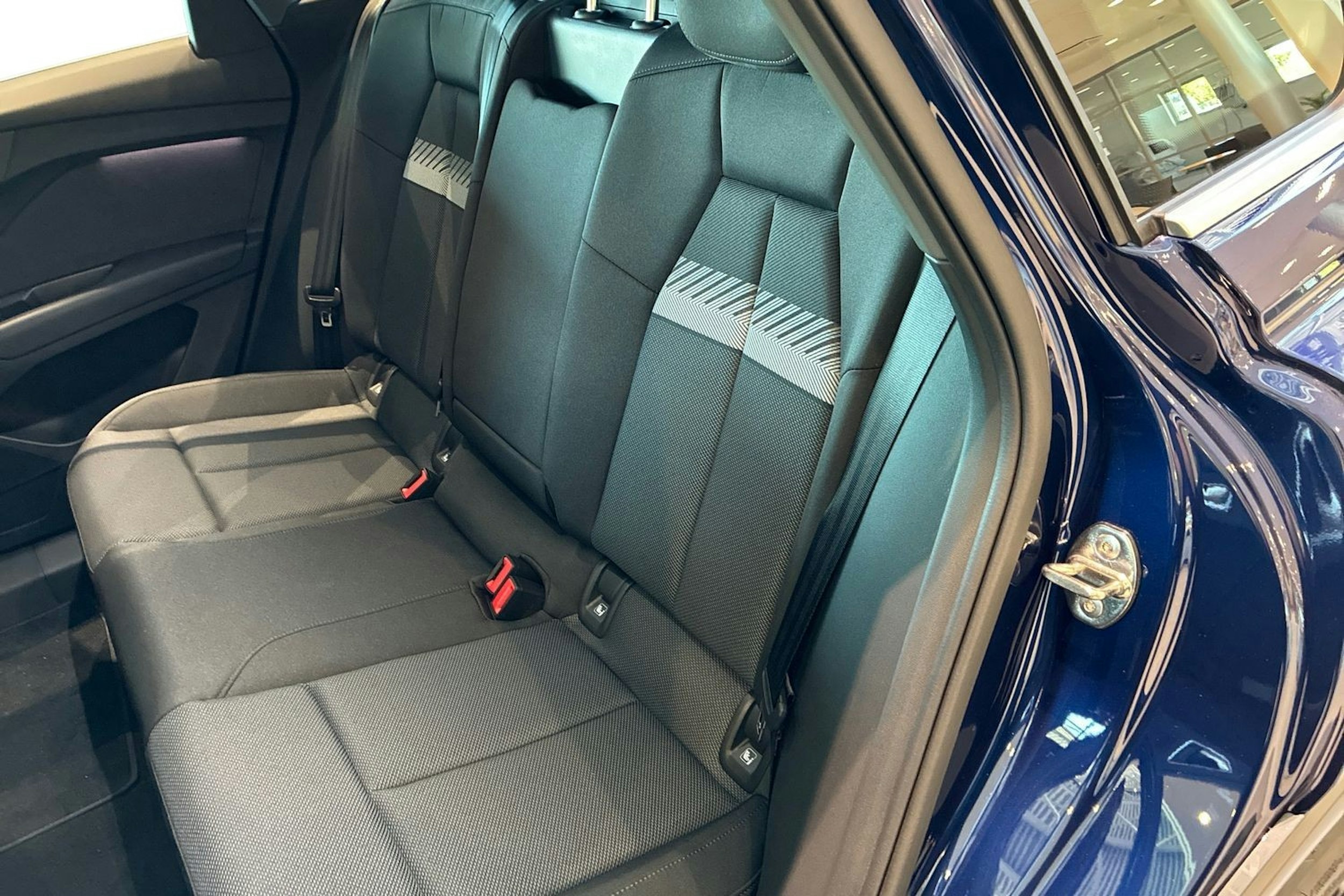 sininen Audi Q4 e-tron 2025 kuva 8.