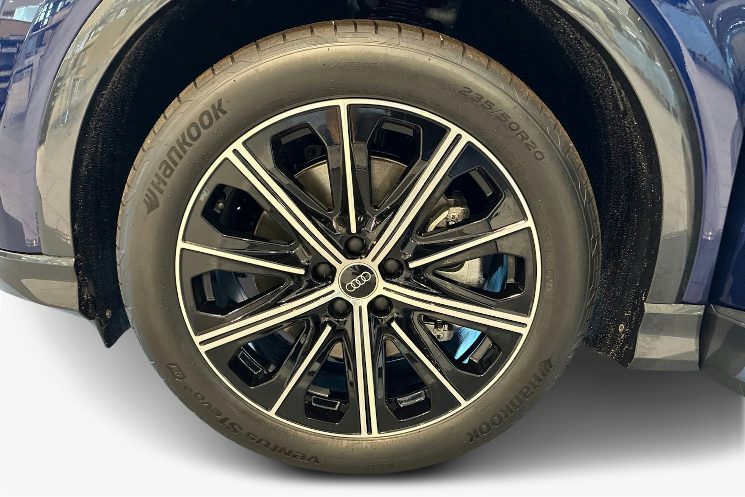 sininen Audi Q4 e-tron 2025 kuva 9.