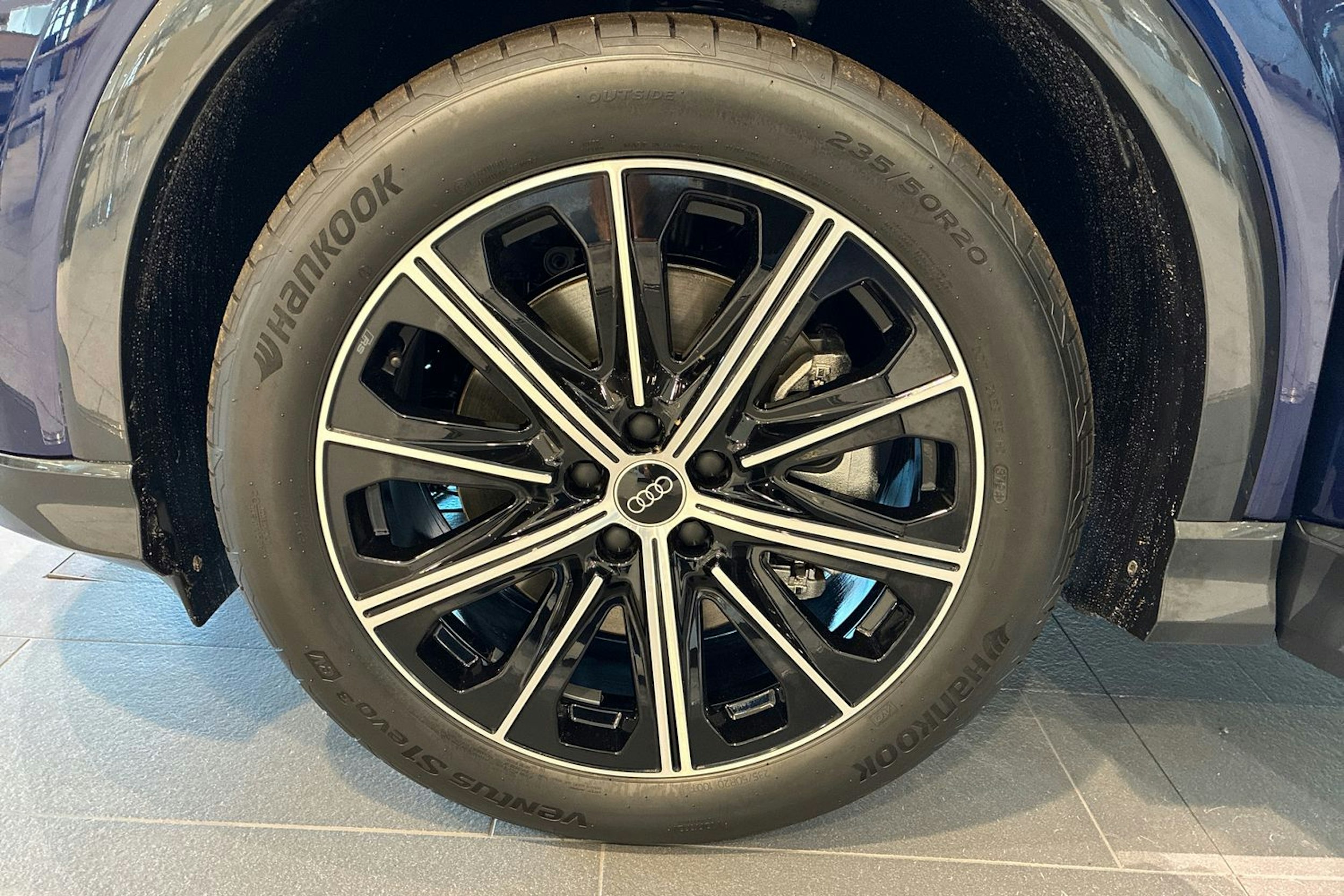 sininen Audi Q4 e-tron 2025 kuva 10.