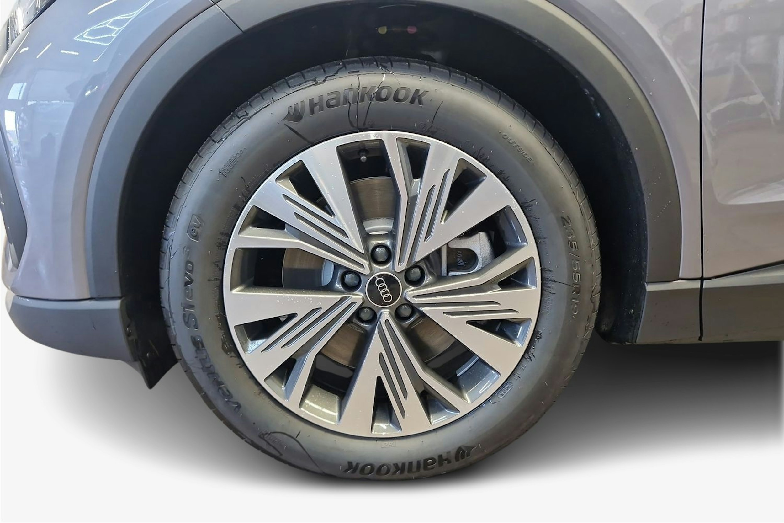 taifun harmaa Audi Q4 e-tron 2025 kuva 14.