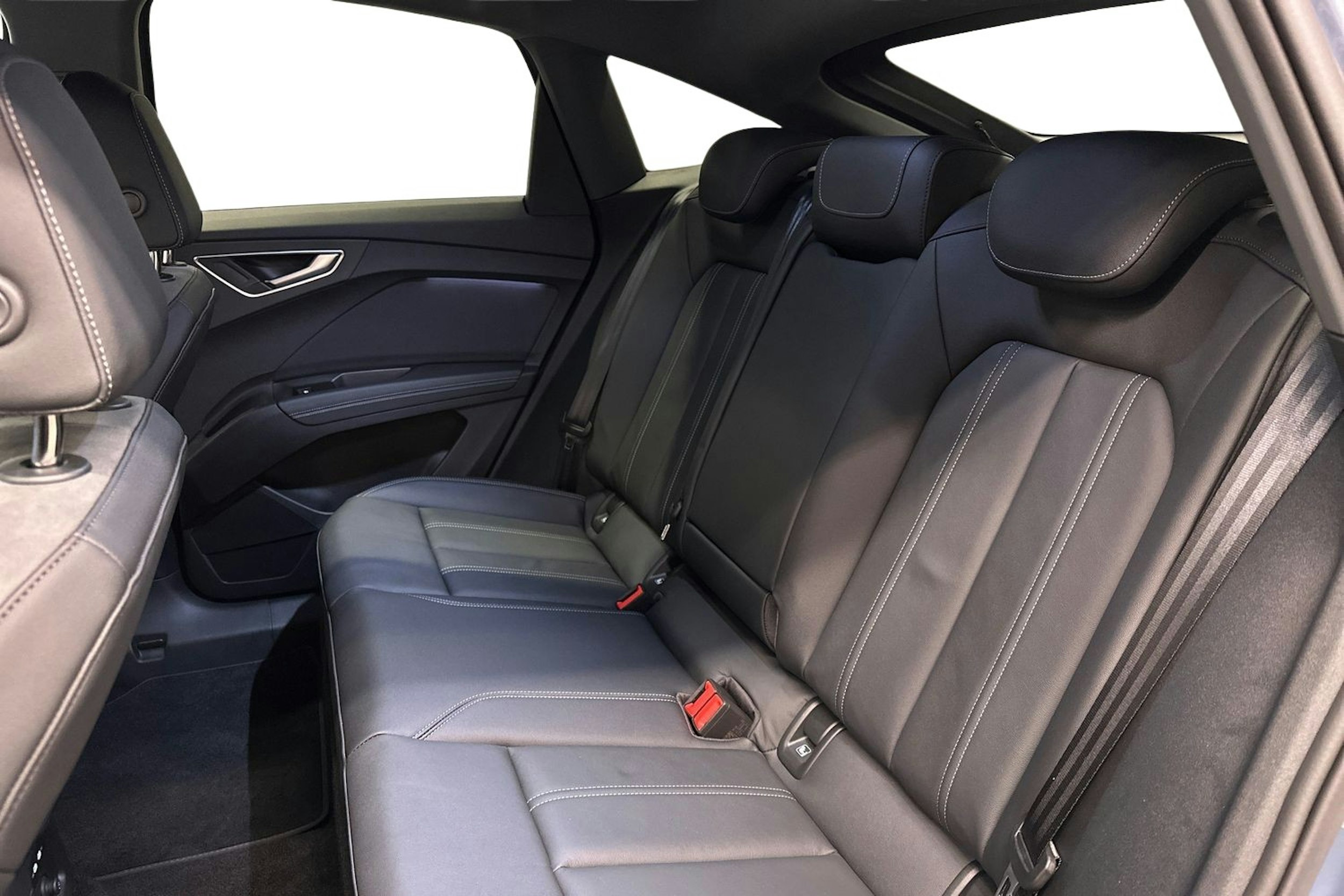 sininen Audi Q4 e-tron 2025 kuva 8.