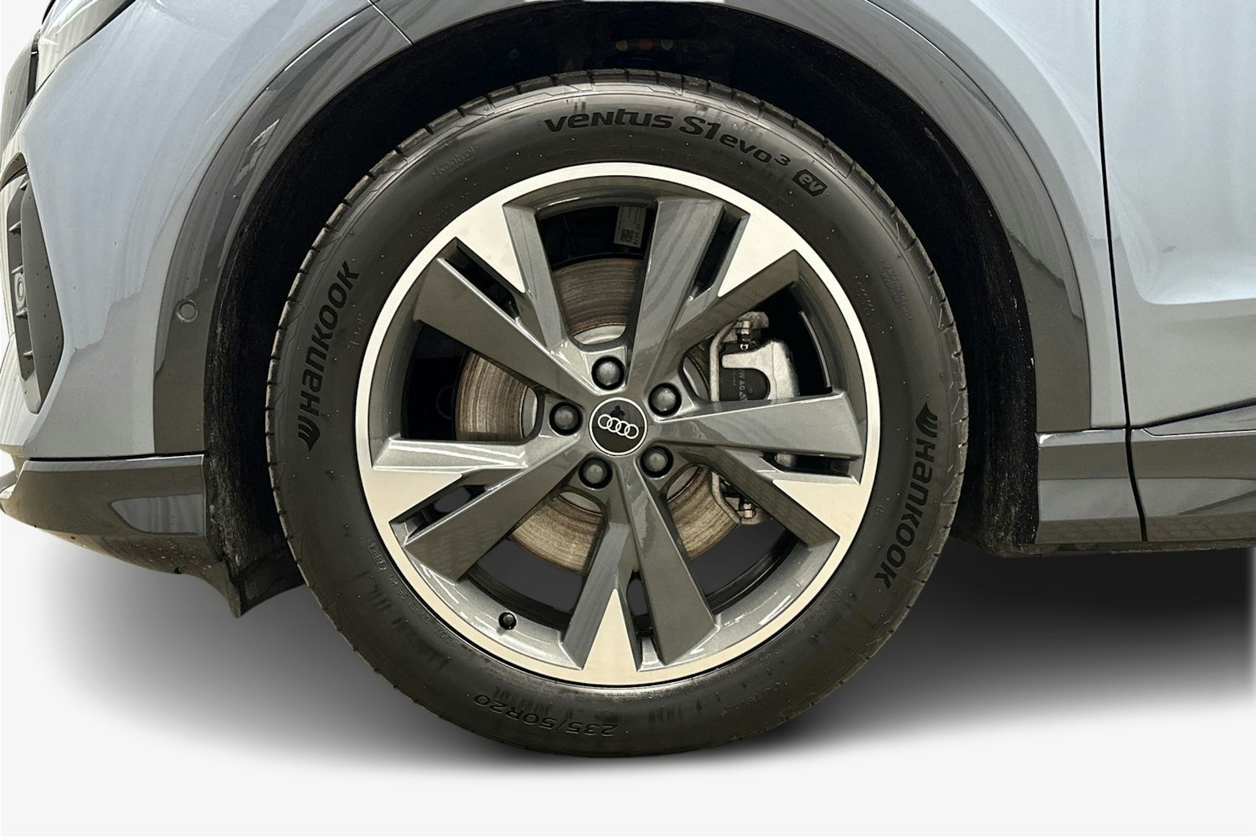 sininen Audi Q4 e-tron 2025 kuva 9.