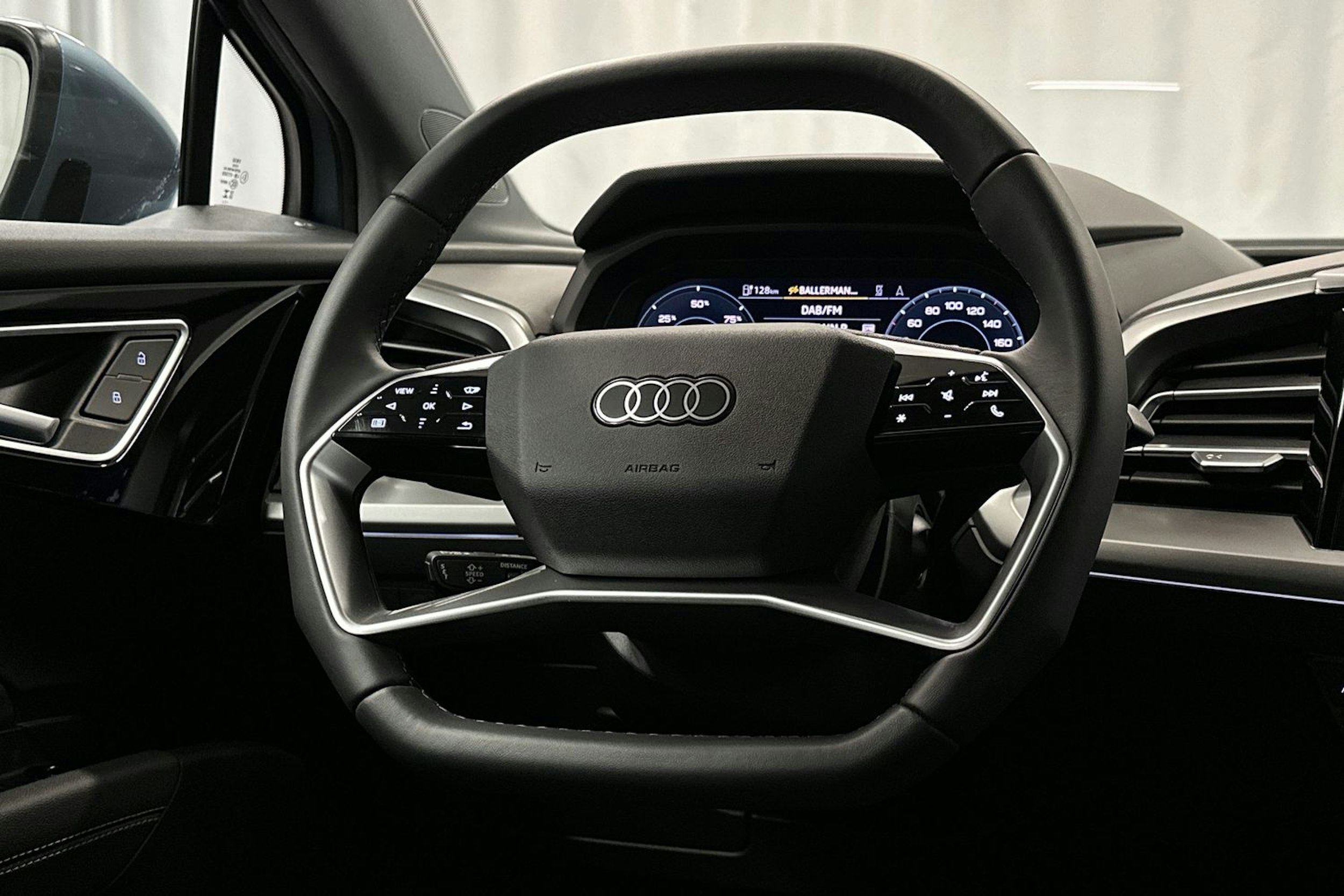 sininen Audi Q4 e-tron 2025 kuva 15.