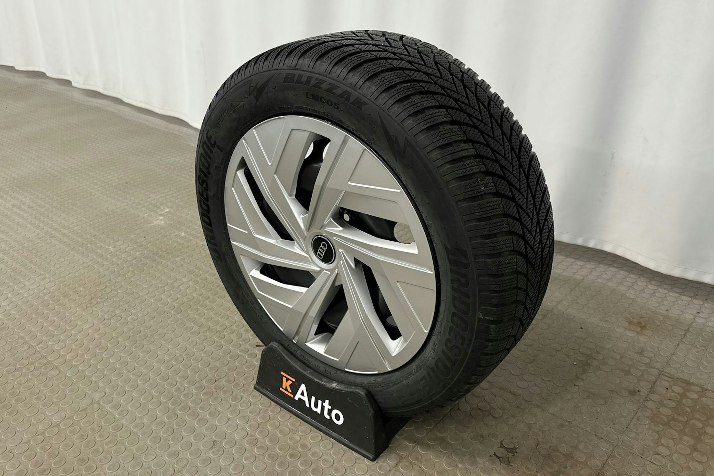 musta Audi Q4 e-tron 2025 kuva 13.