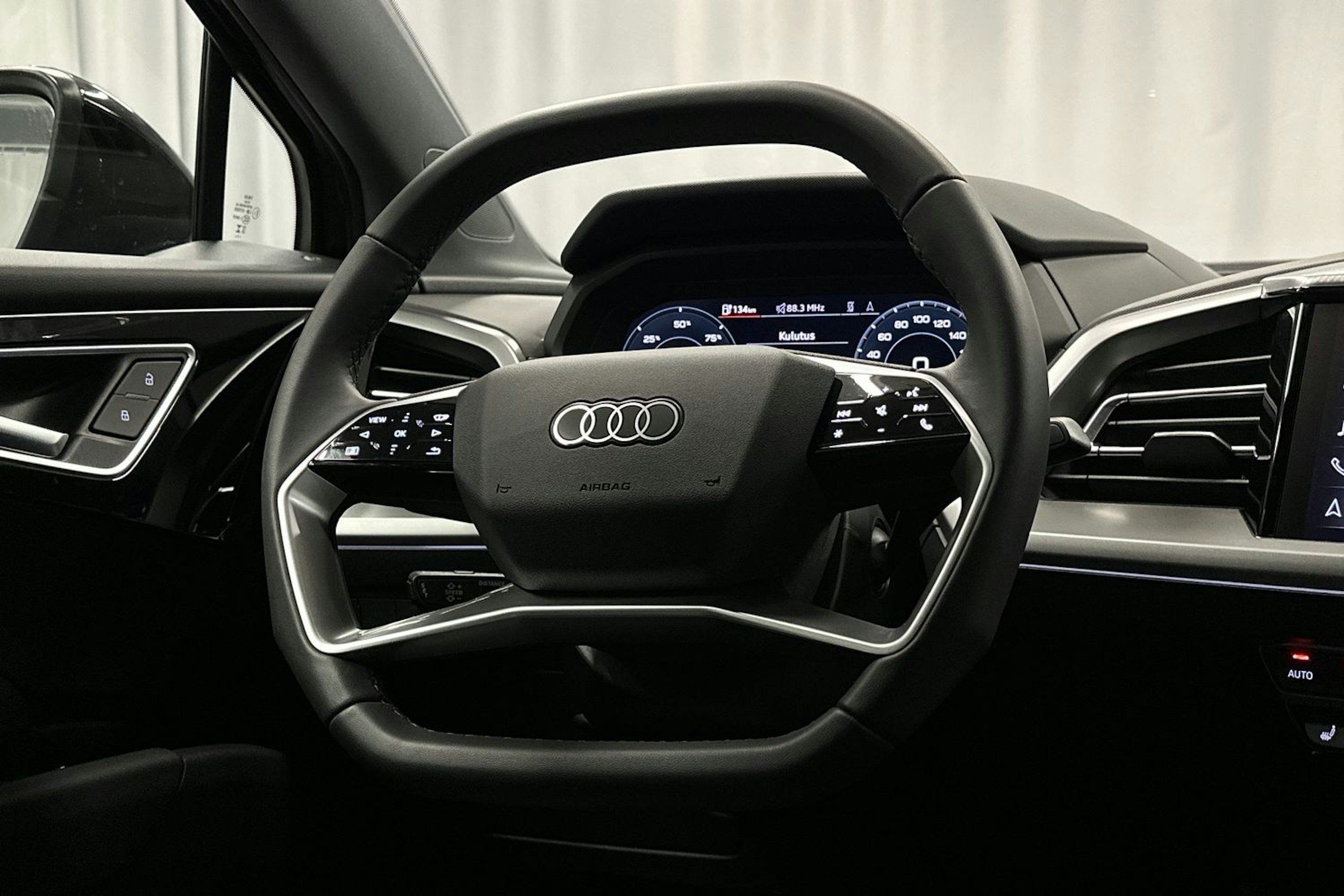 musta Audi Q4 e-tron 2025 kuva 18.