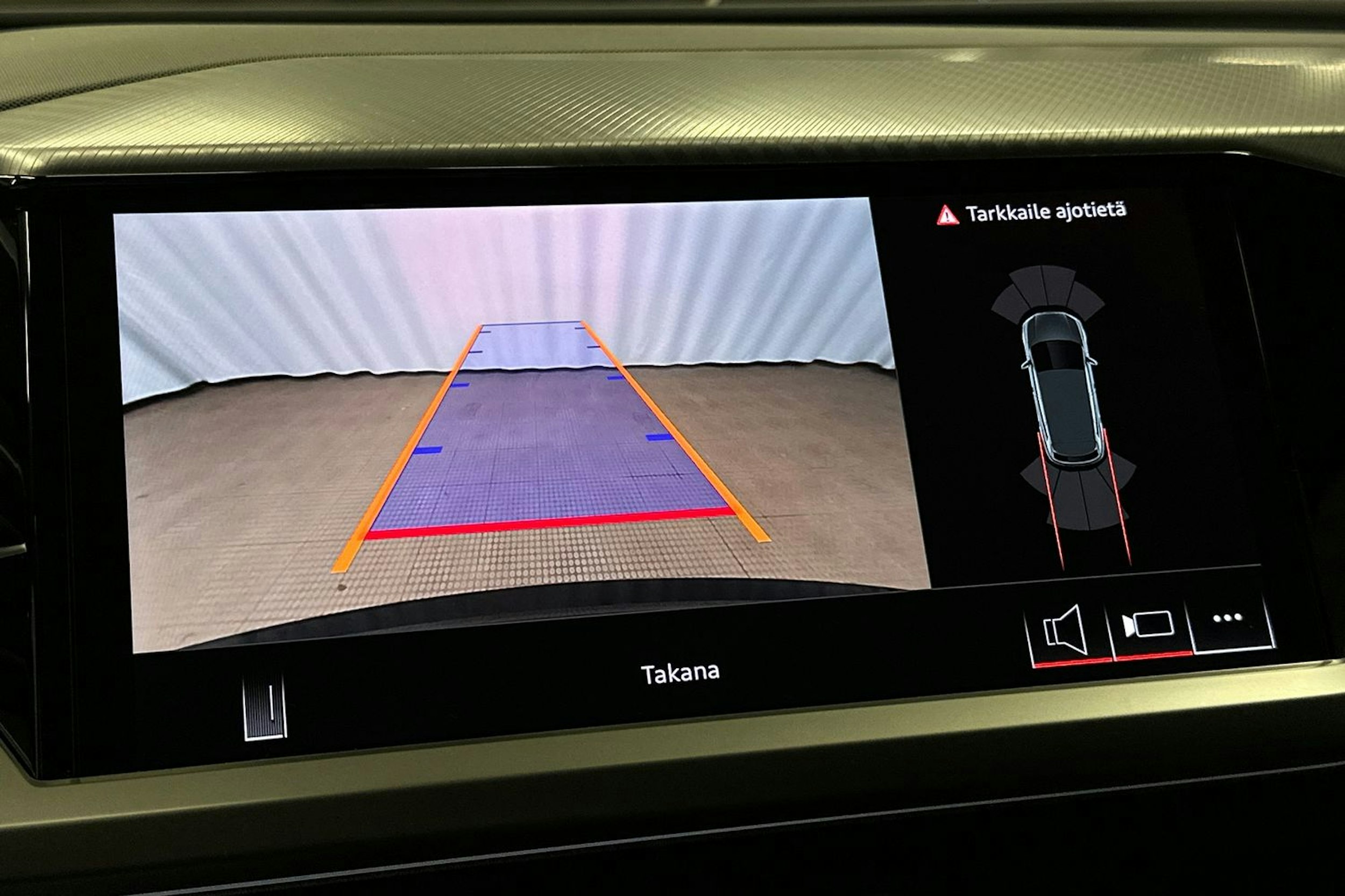 musta Audi Q4 e-tron 2025 kuva 32.