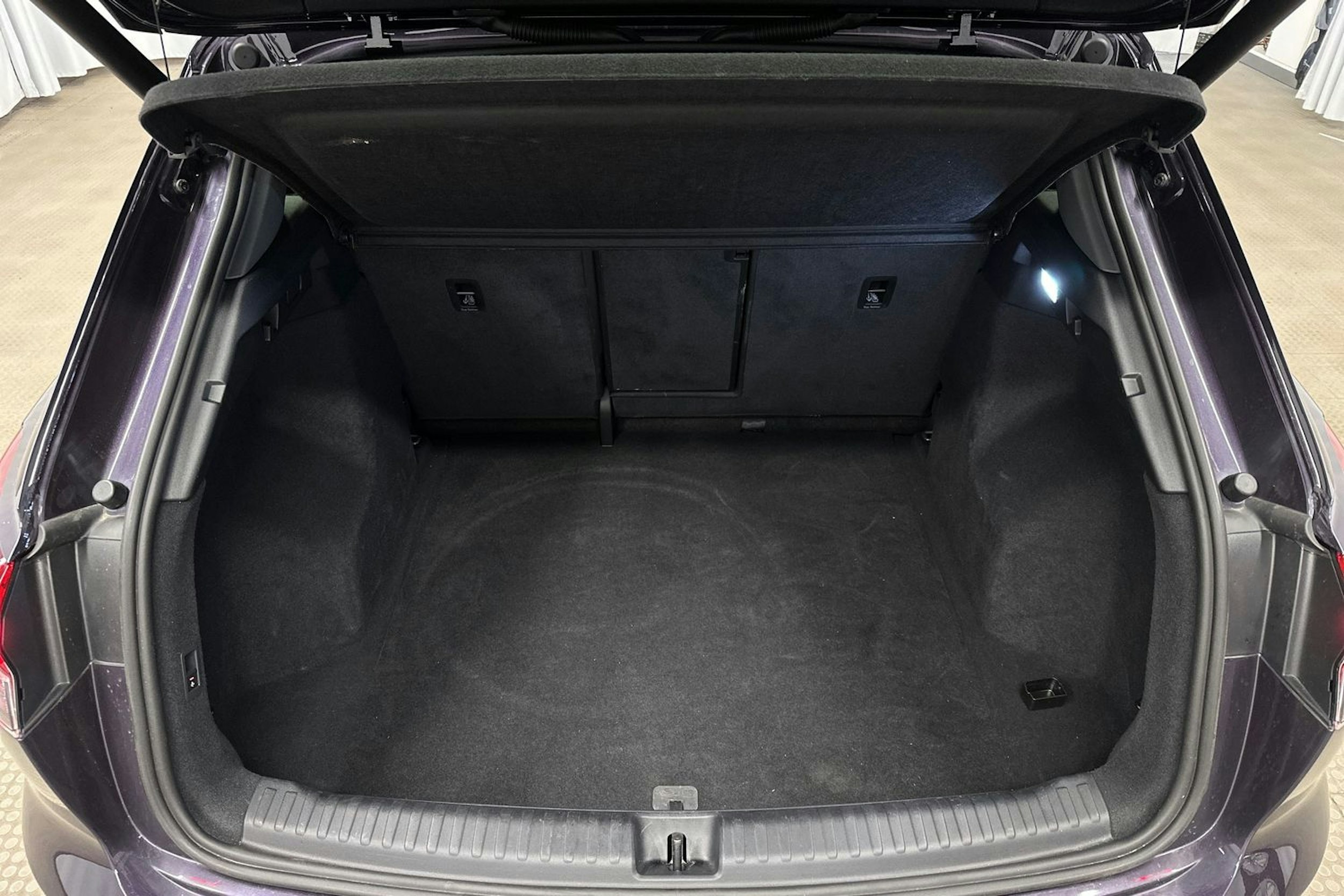 violetti Audi Q4 e-tron 2025 kuva 13.