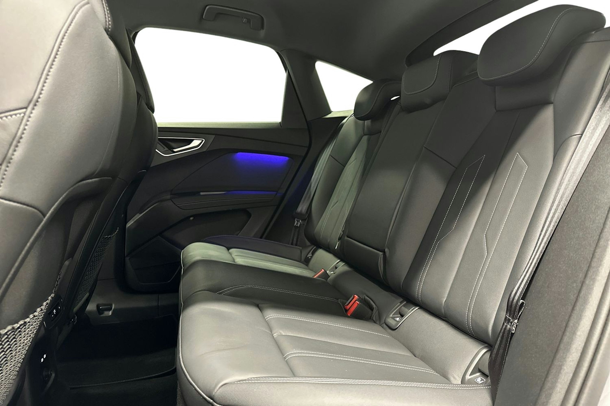 harmaa Audi Q4 e-tron 2025 kuva 10.