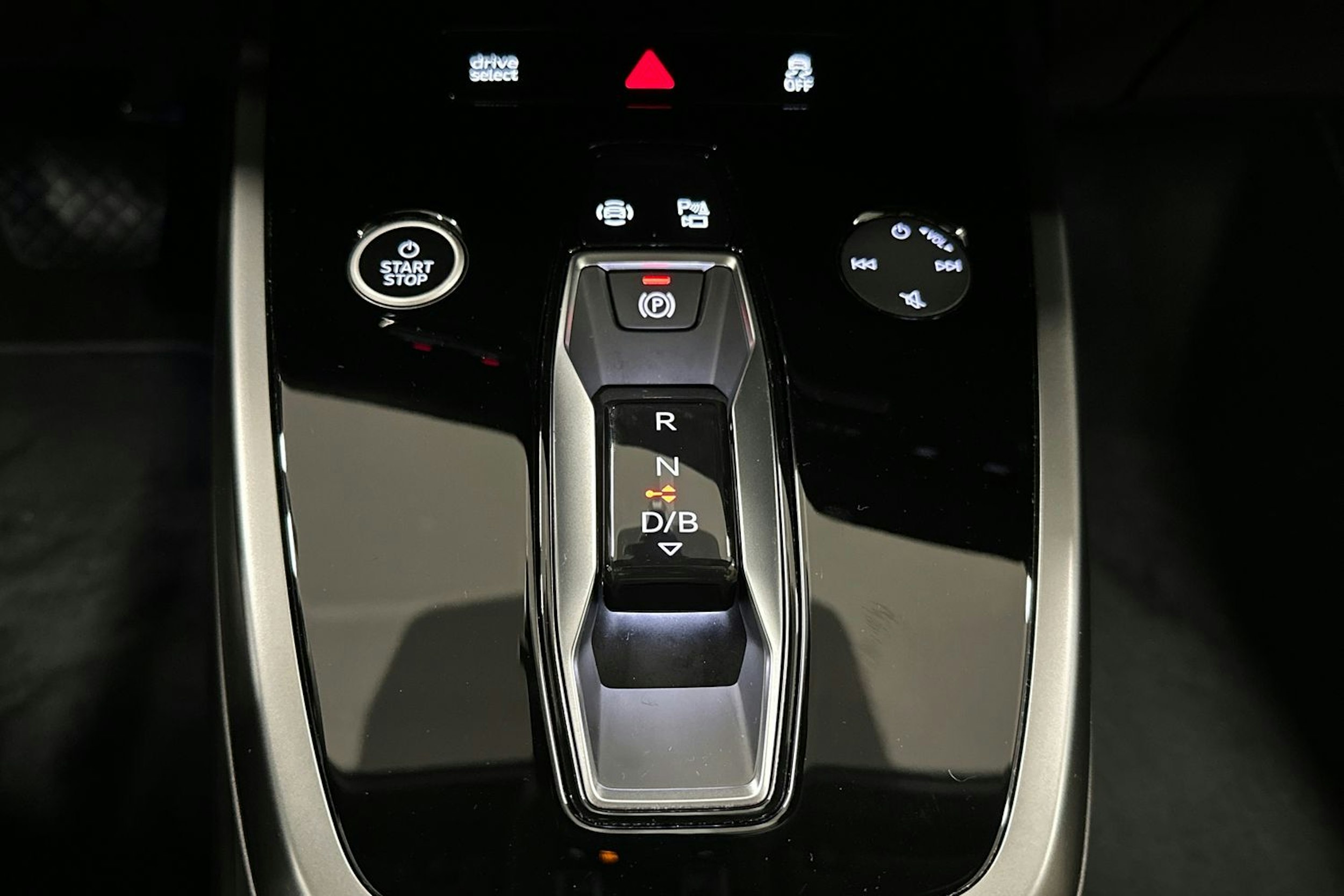 harmaa Audi Q4 e-tron 2025 kuva 28.