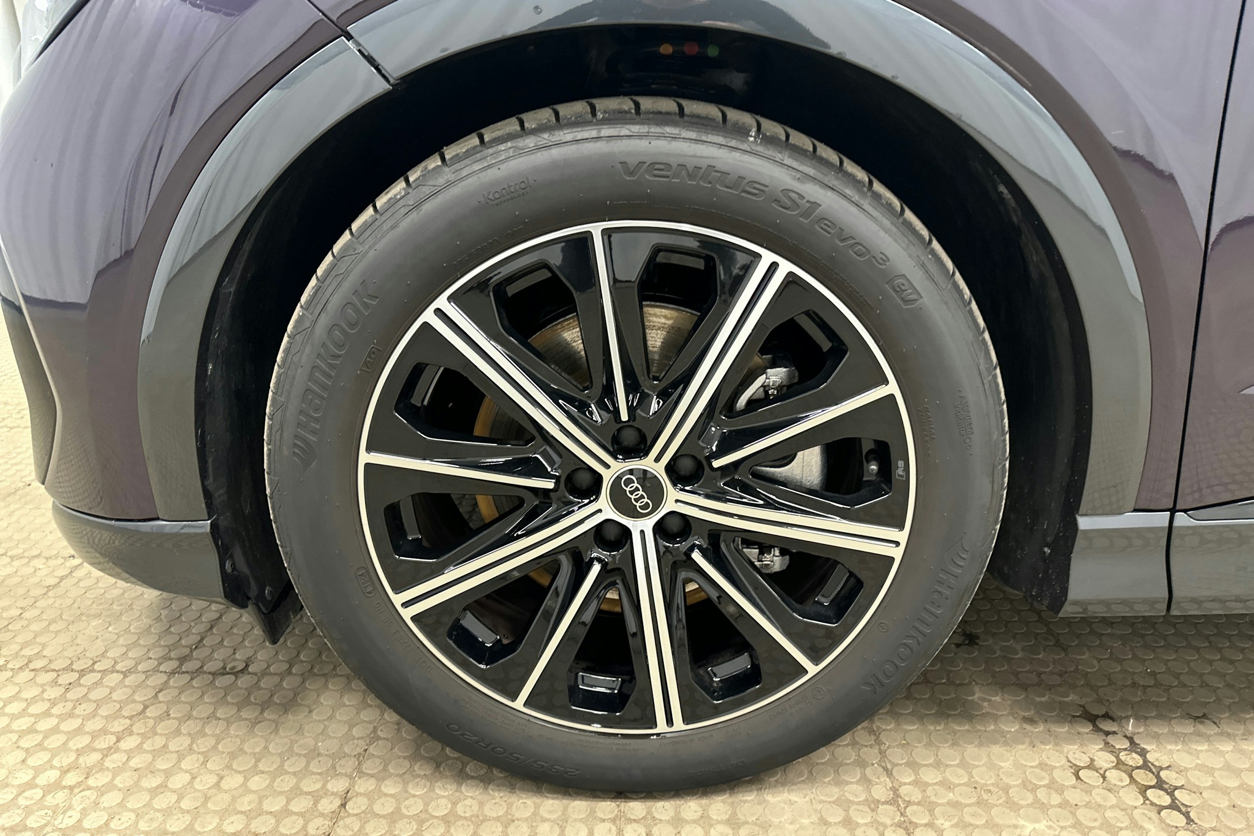 violetti Audi Q4 e-tron 2025 kuva 12.