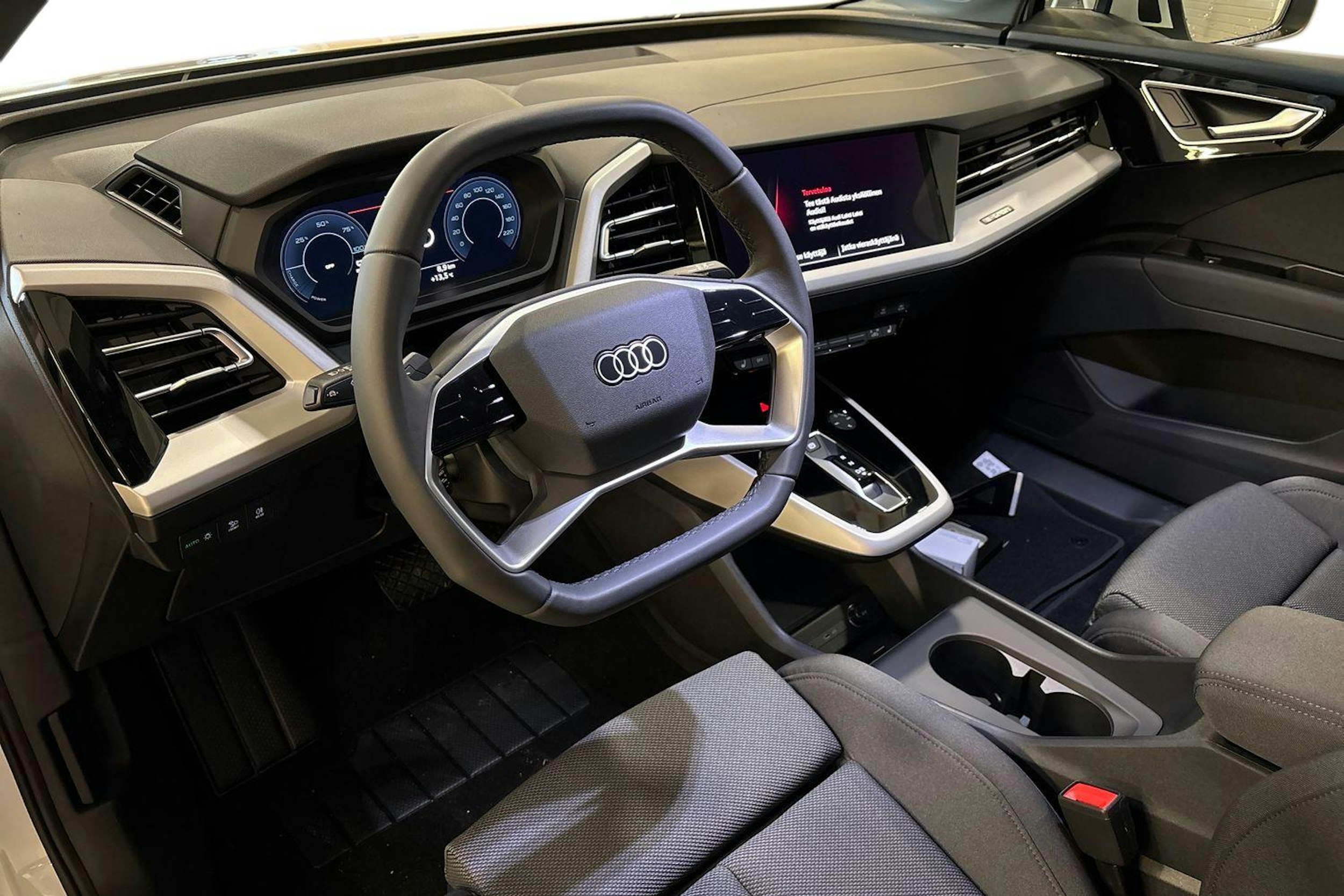 met. valkoinen Audi Q4 e-tron 2025 kuva 6.