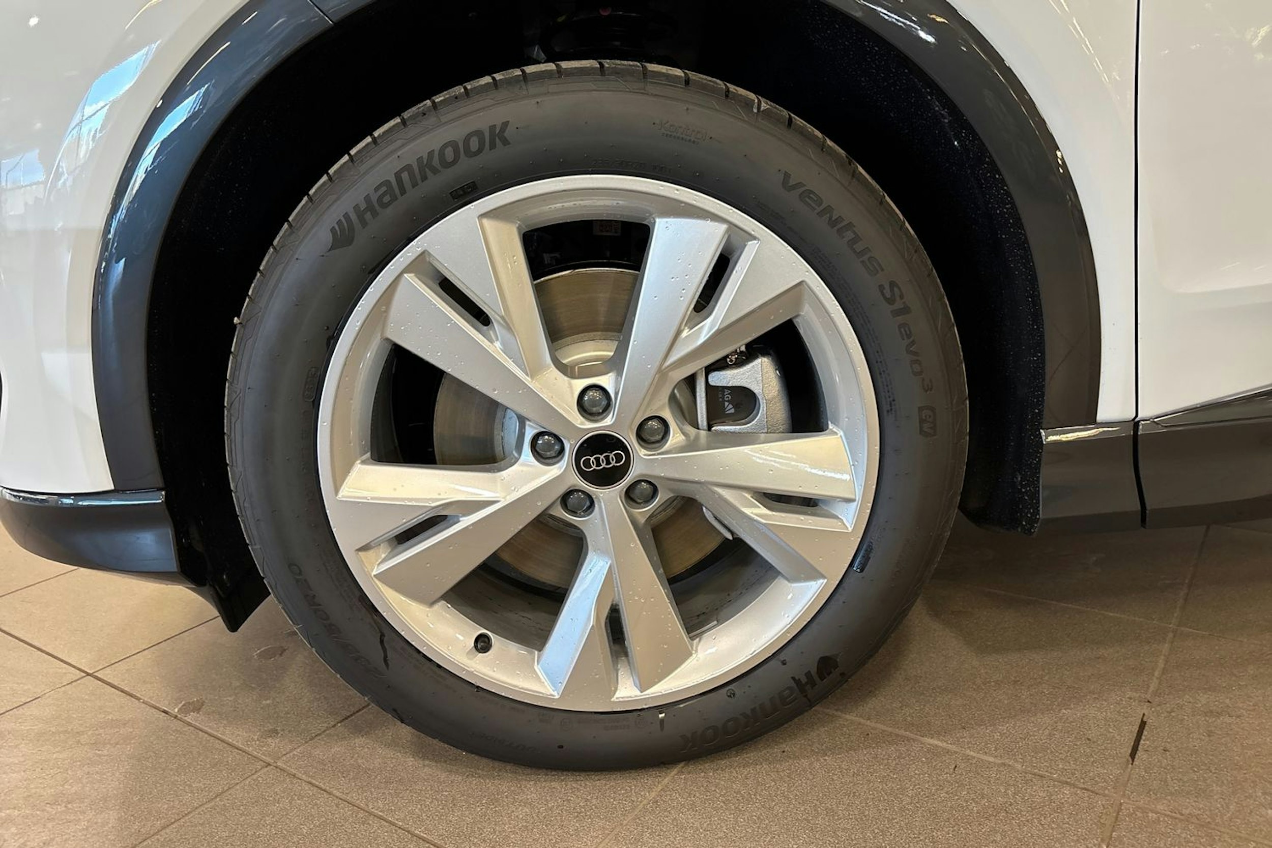 met. valkoinen Audi Q4 e-tron 2025 kuva 9.