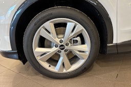 met. valkoinen Audi Q4 e-tron 2025 kuva 9.