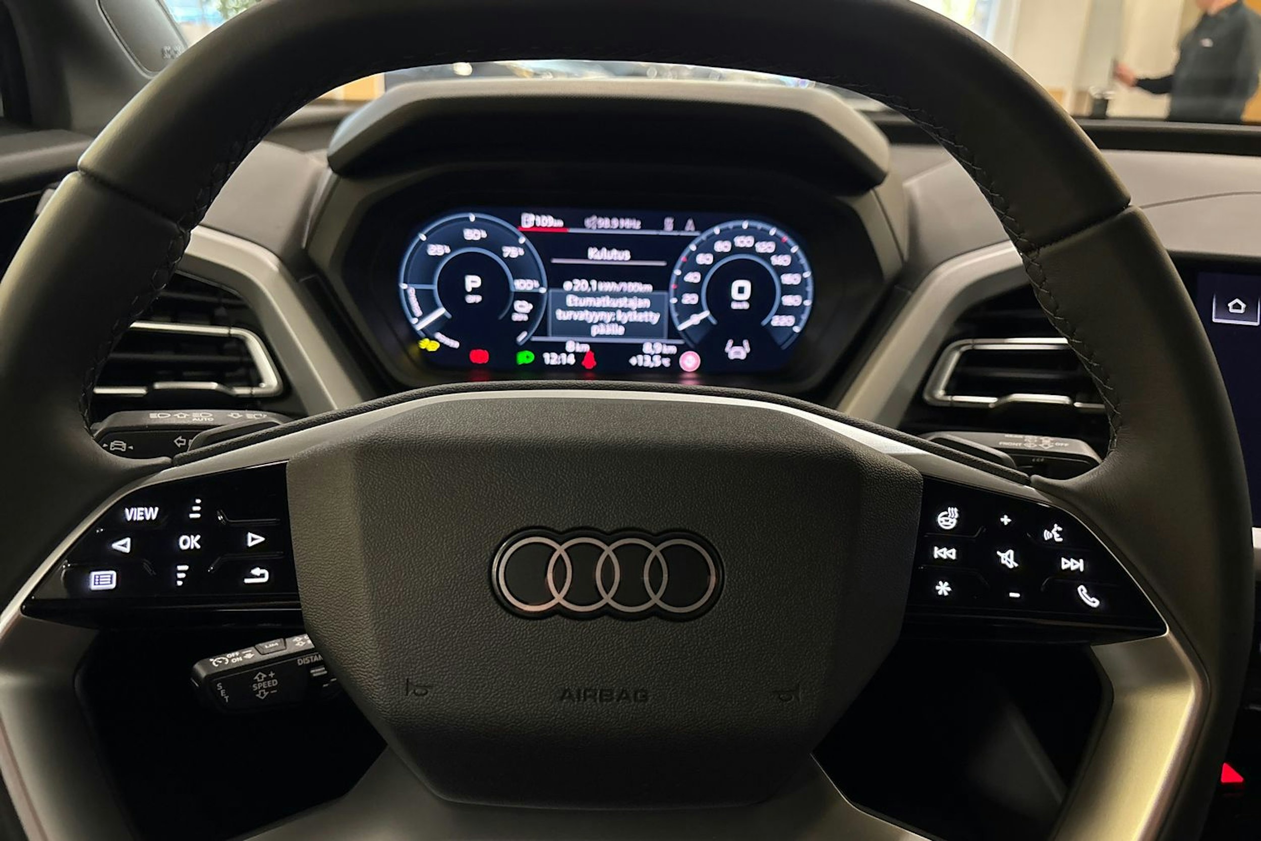 met. valkoinen Audi Q4 e-tron 2025 kuva 11.