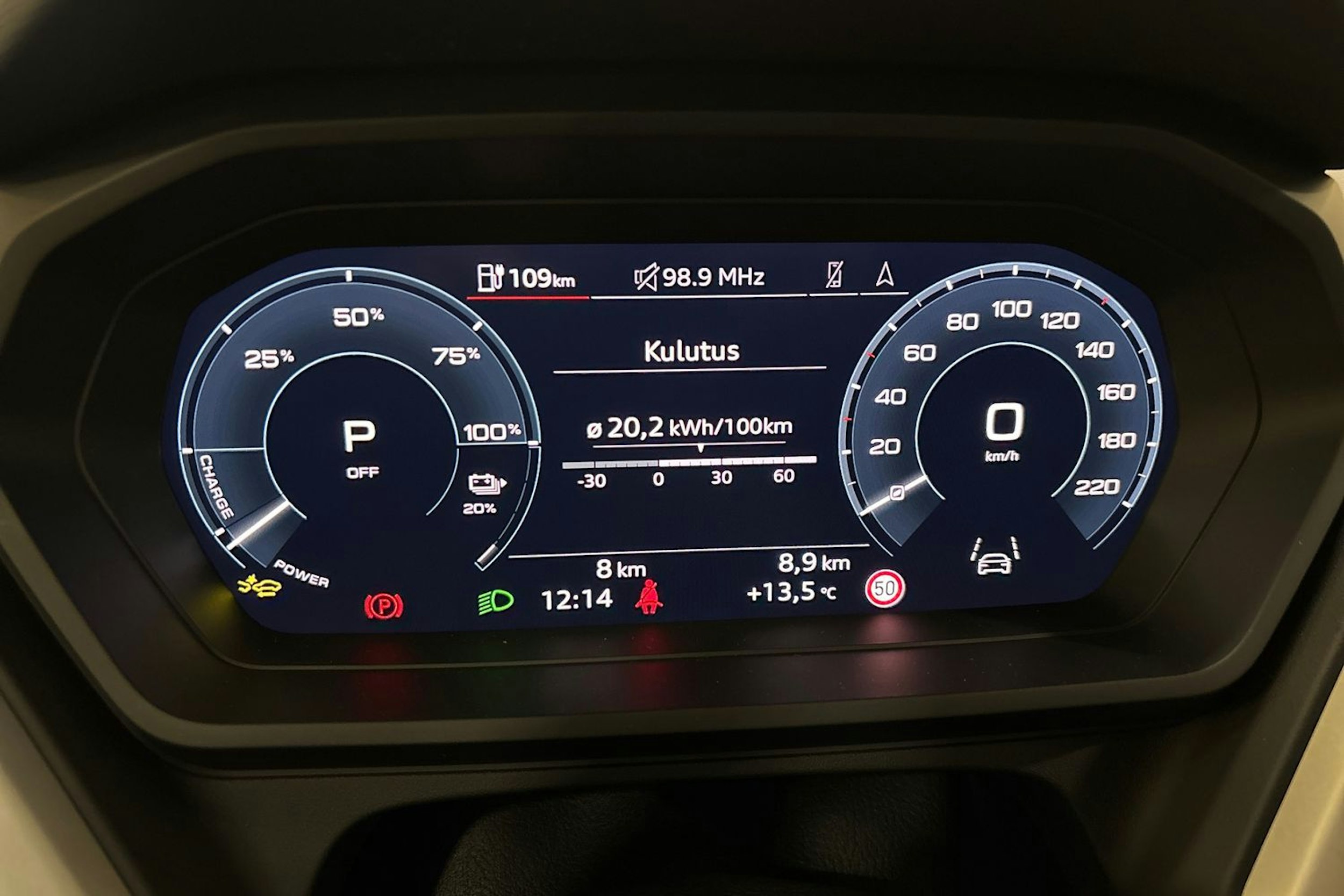 met. valkoinen Audi Q4 e-tron 2025 kuva 12.