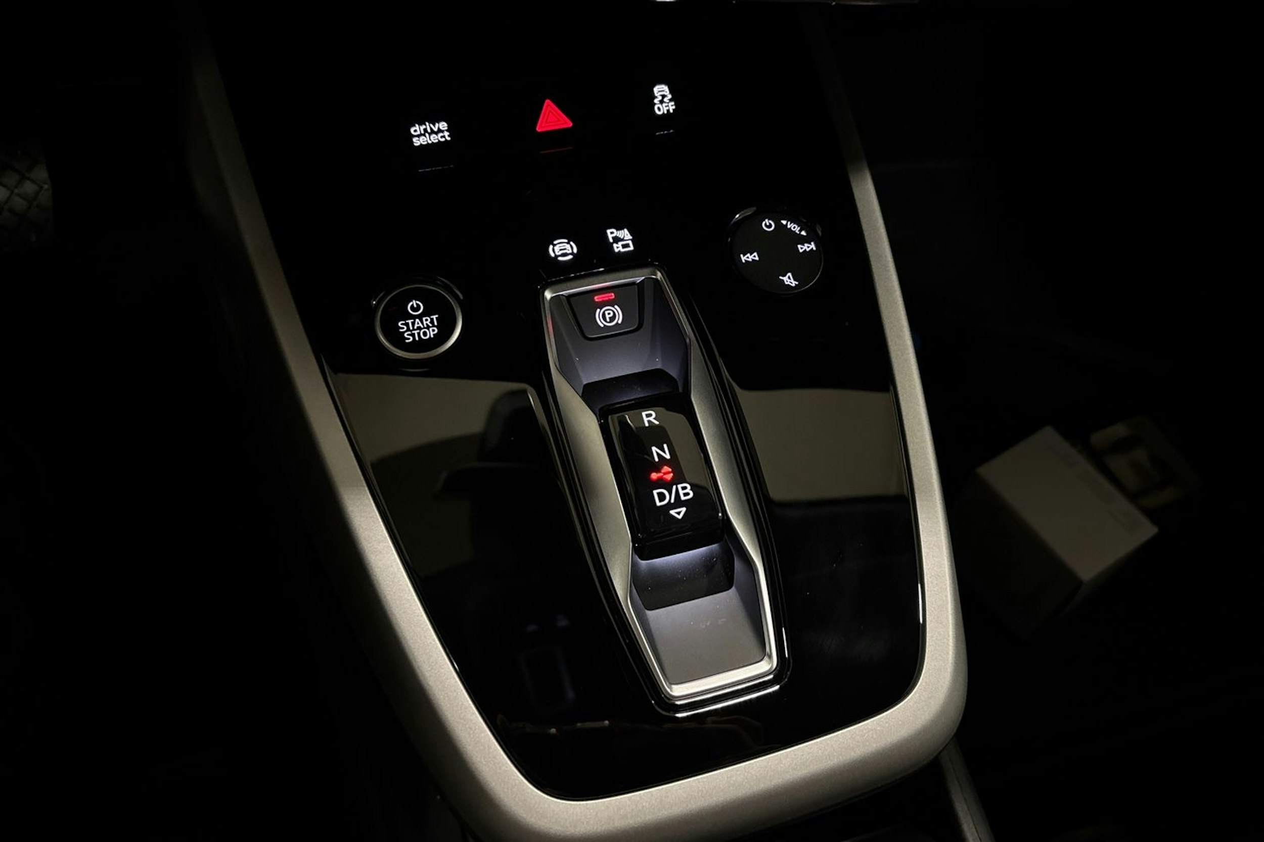met. valkoinen Audi Q4 e-tron 2025 kuva 21.