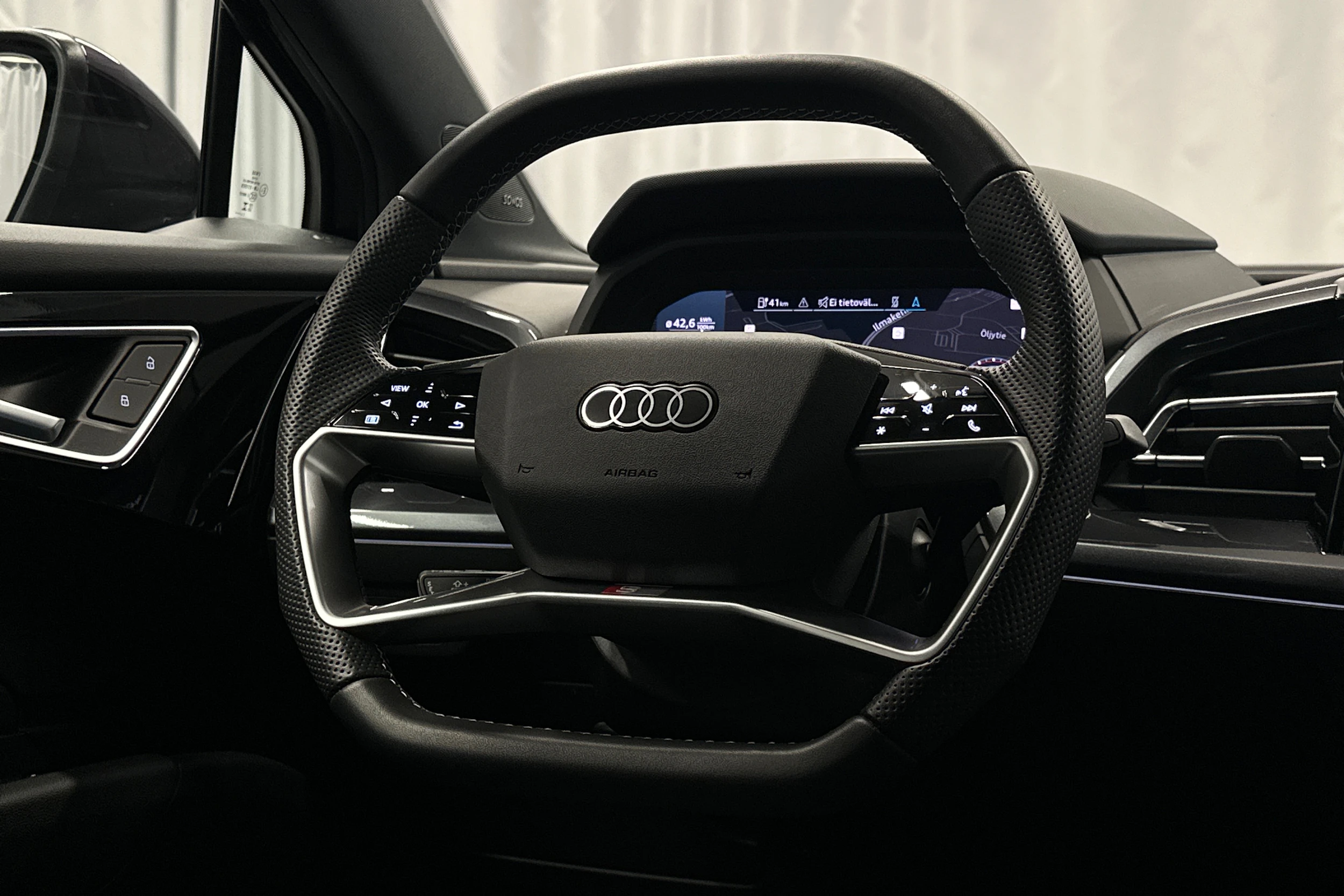 vihreä Audi Q4 e-tron 2025 kuva 15.