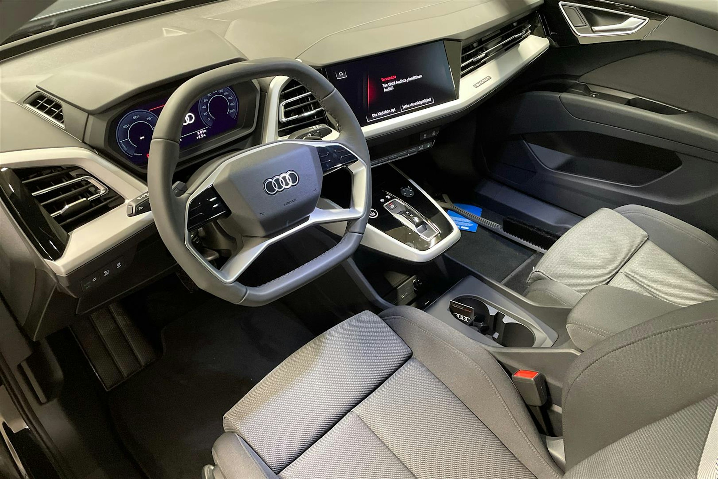 Musta Audi Q4 e-tron 2025 kuva 6.
