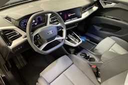 Musta Audi Q4 e-tron 2025 kuva 6.