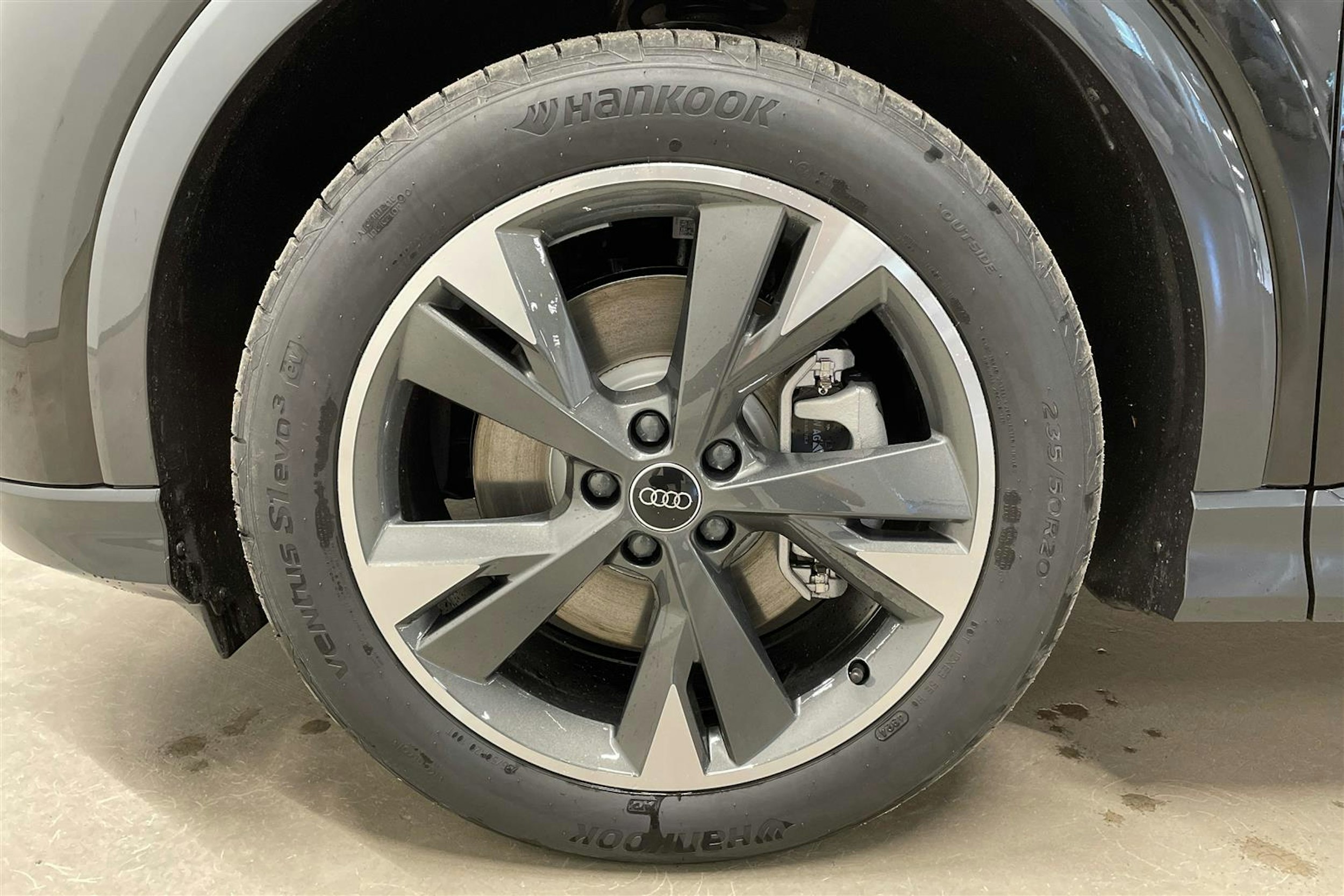 Musta Audi Q4 e-tron 2025 kuva 9.