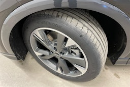 Musta Audi Q4 e-tron 2025 kuva 10.