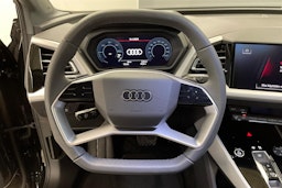 Musta Audi Q4 e-tron 2025 kuva 11.