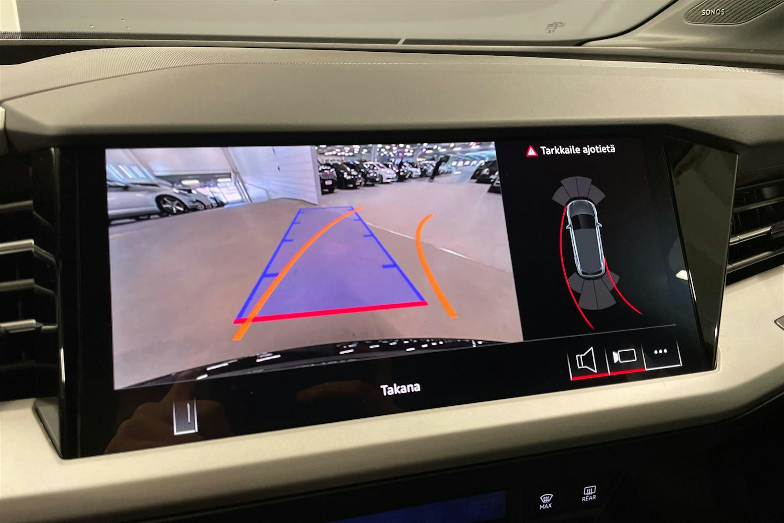 Musta Audi Q4 e-tron 2025 kuva 13.