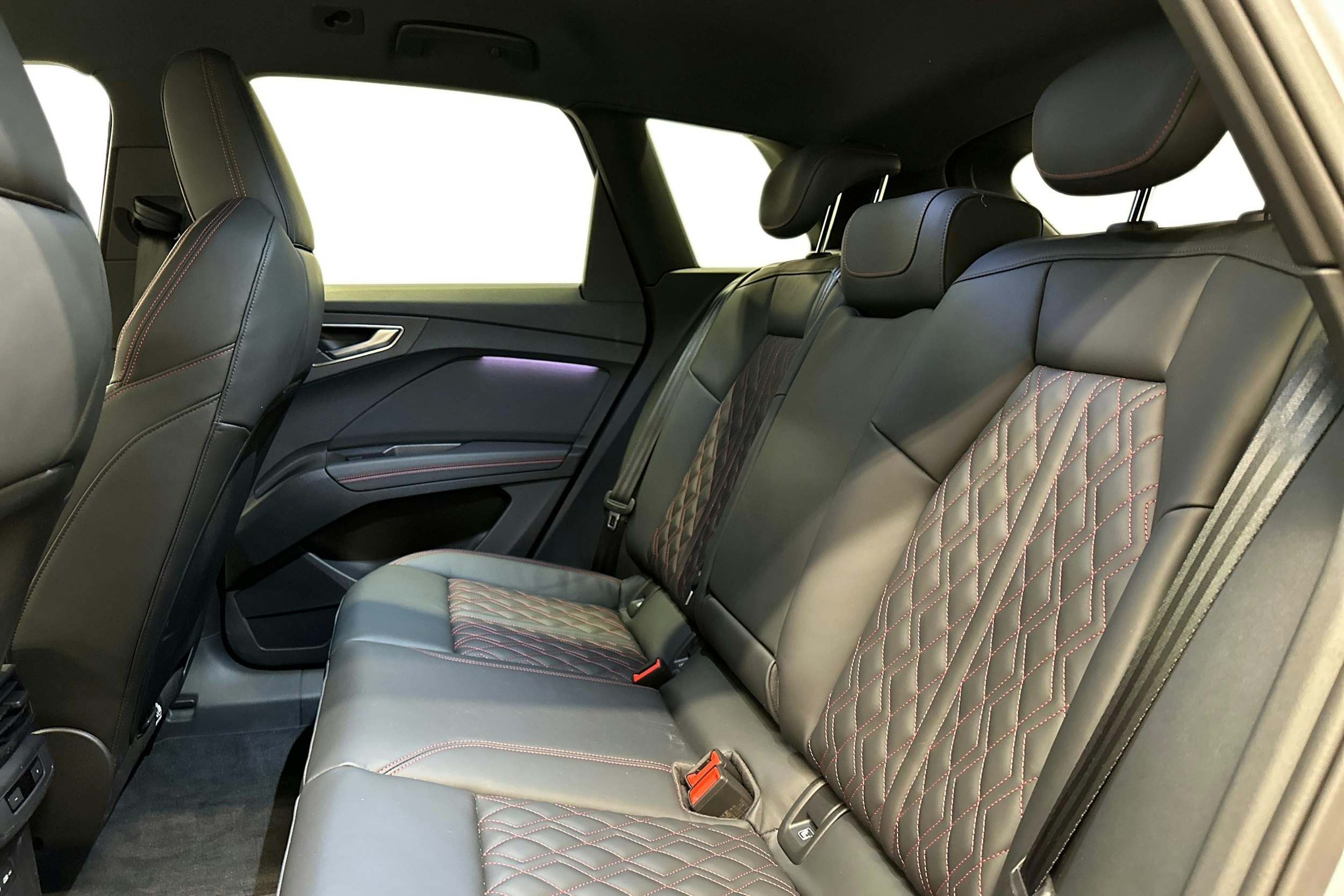 harmaa Audi Q4 e-tron 2025 kuva 10.
