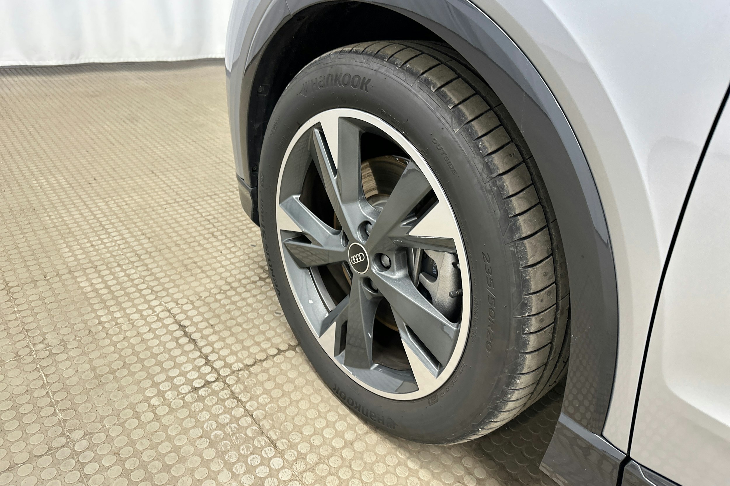 harmaa Audi Q4 e-tron 2025 kuva 11.