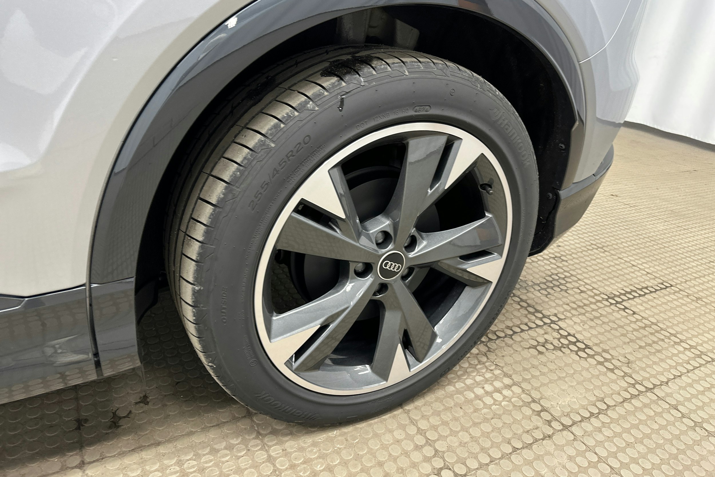 harmaa Audi Q4 e-tron 2025 kuva 12.