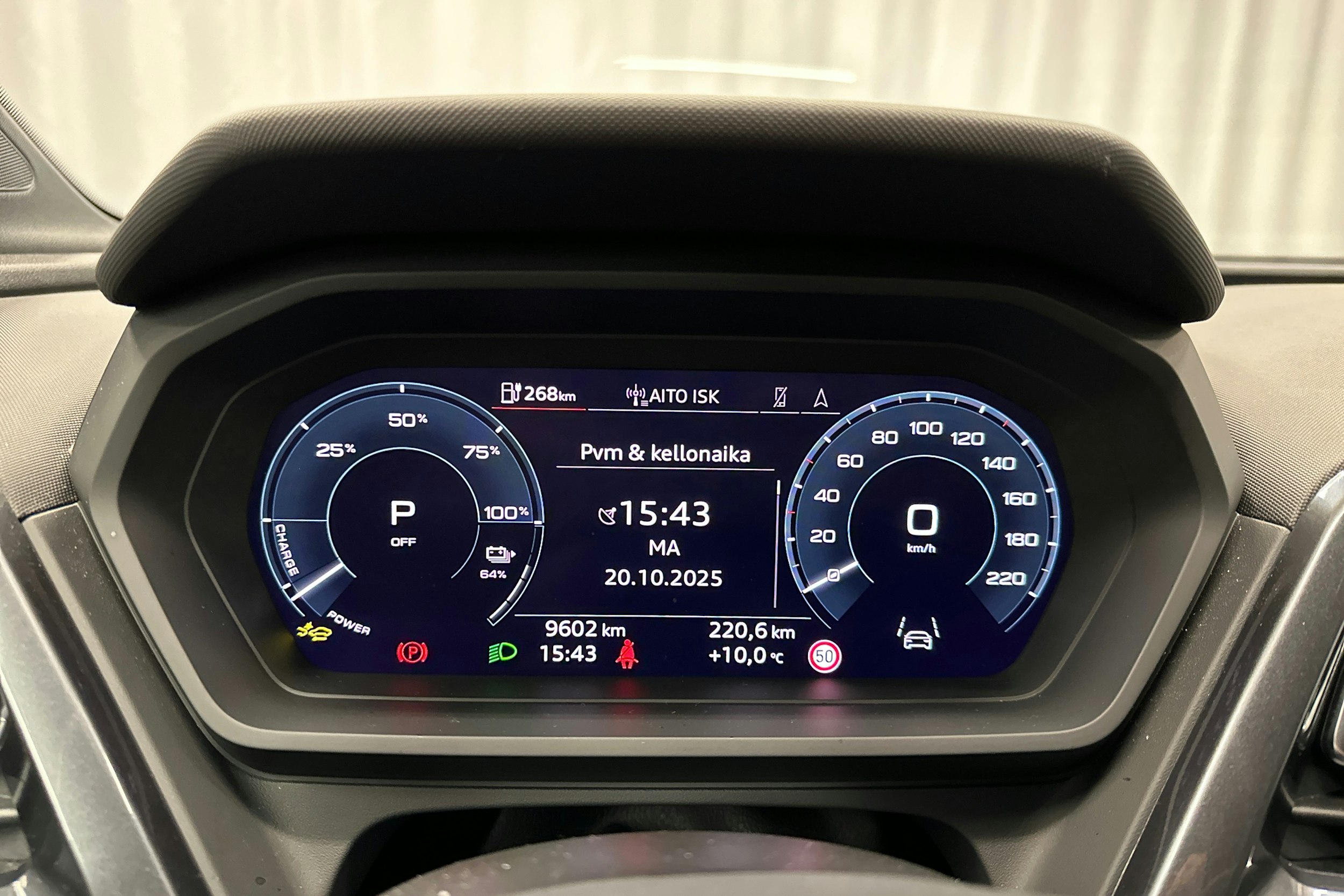 harmaa Audi Q4 e-tron 2025 kuva 17.