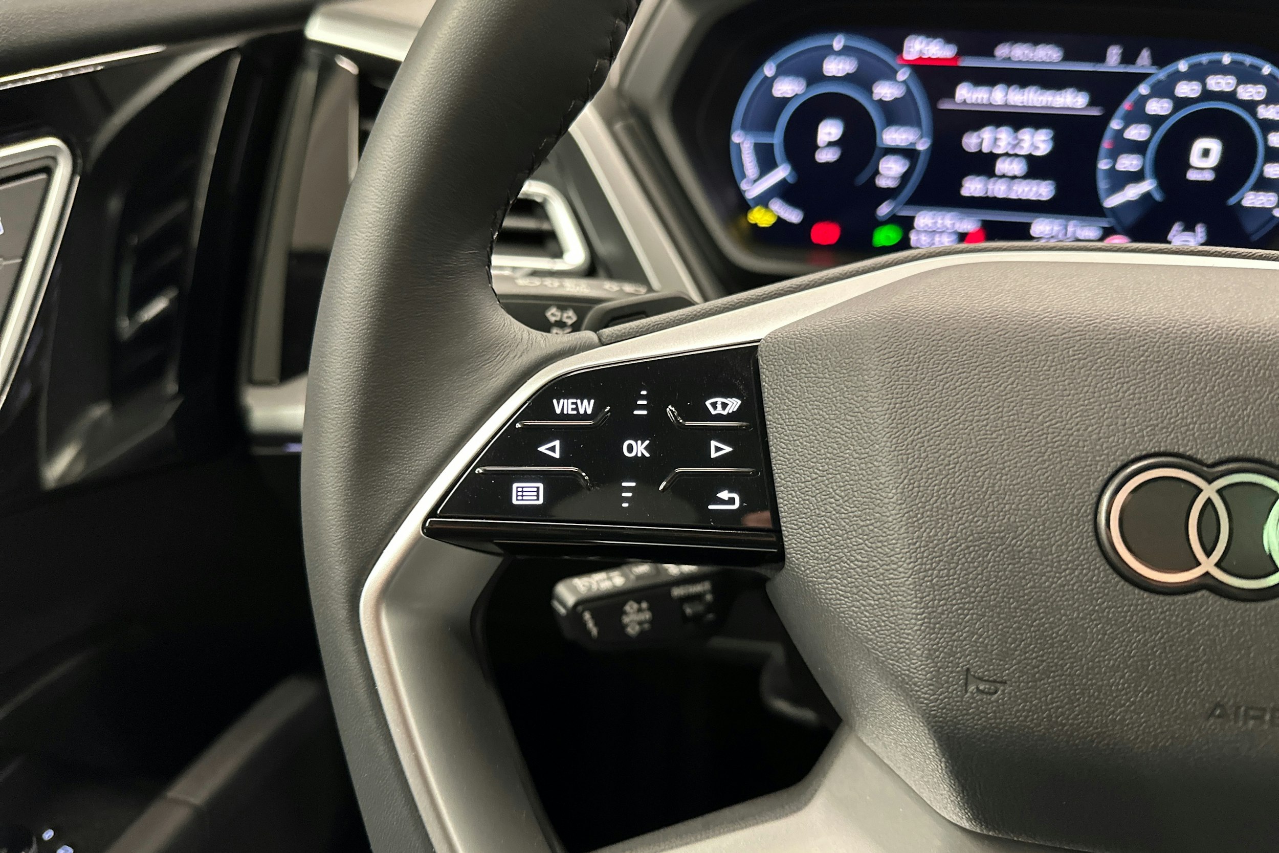 musta Audi Q4 e-tron 2025 kuva 13.