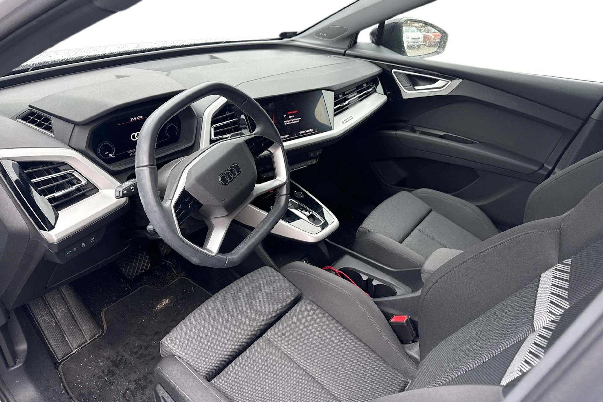 valkoinen Audi Q4 e-tron 2025 kuva 3.
