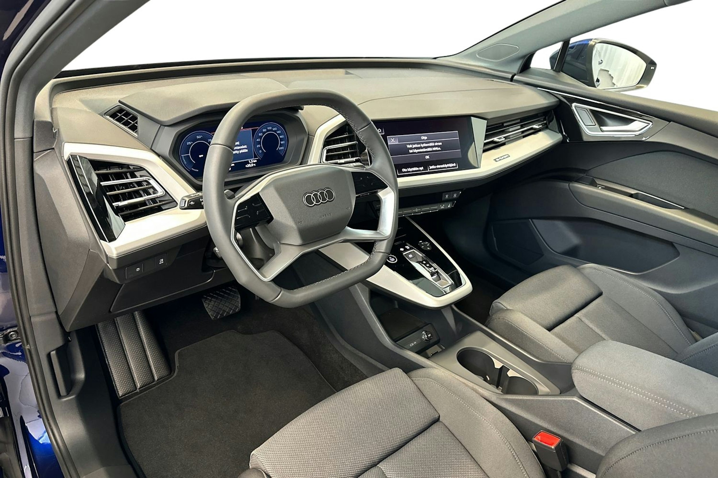 navarra sininen Audi Q4 e-tron 2025 kuva 3.