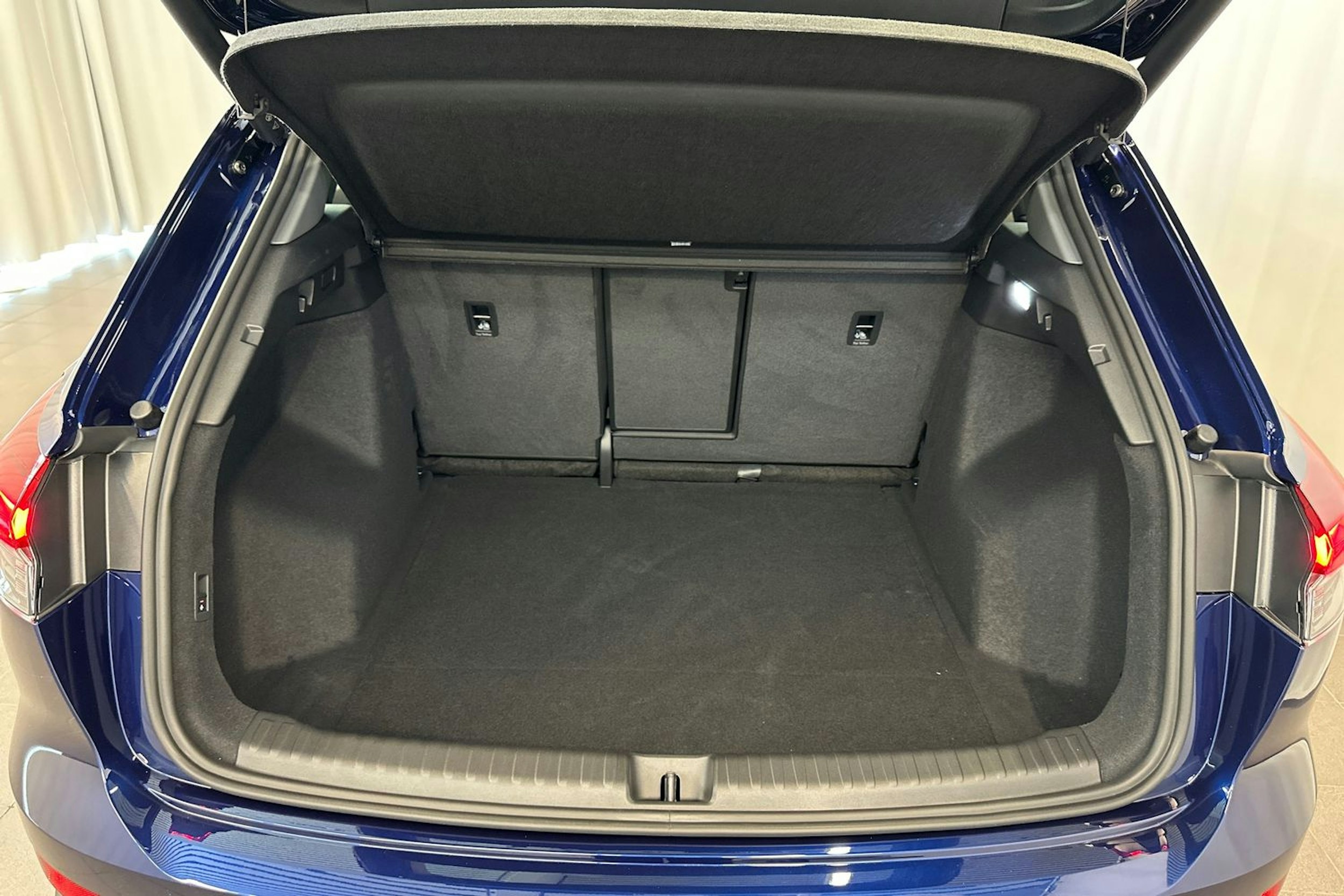 navarra sininen Audi Q4 e-tron 2025 kuva 5.