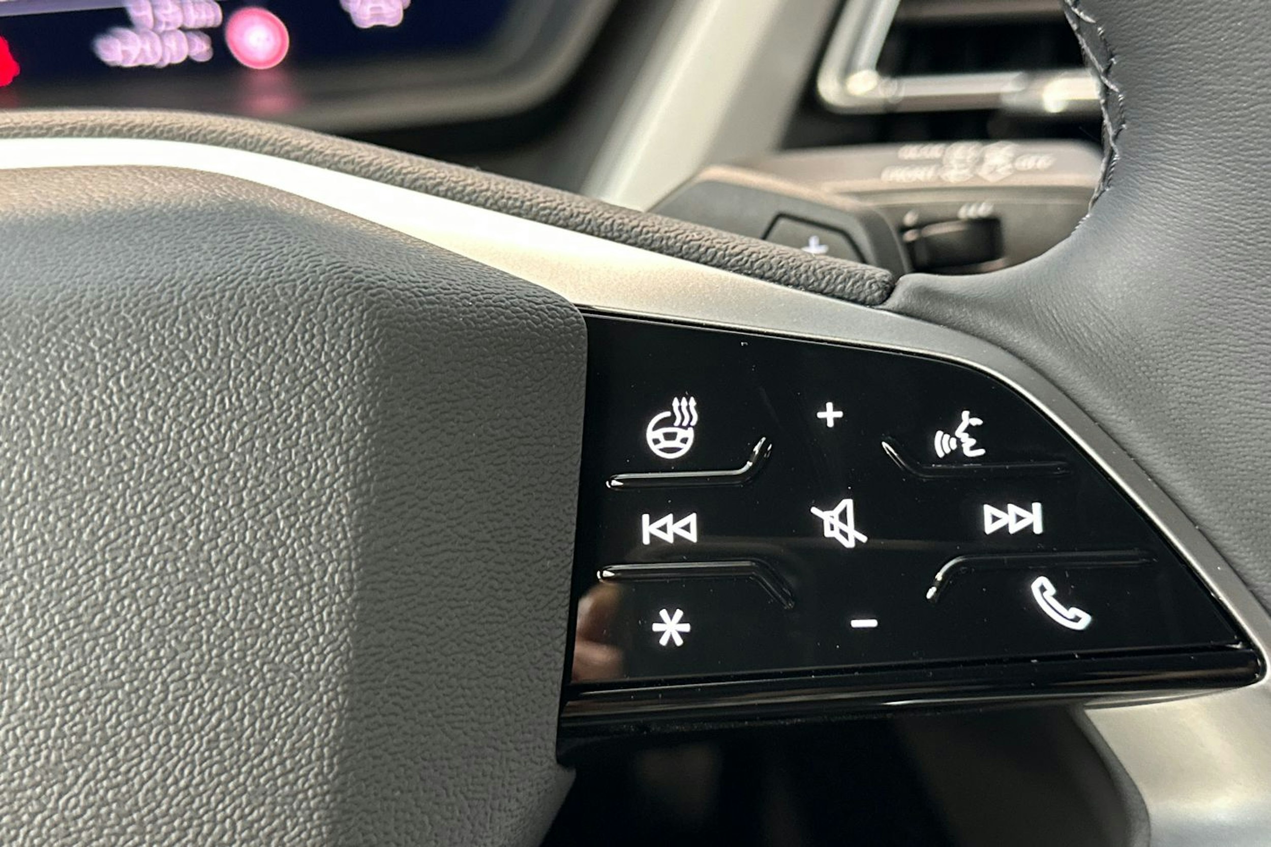 navarra sininen Audi Q4 e-tron 2025 kuva 8.