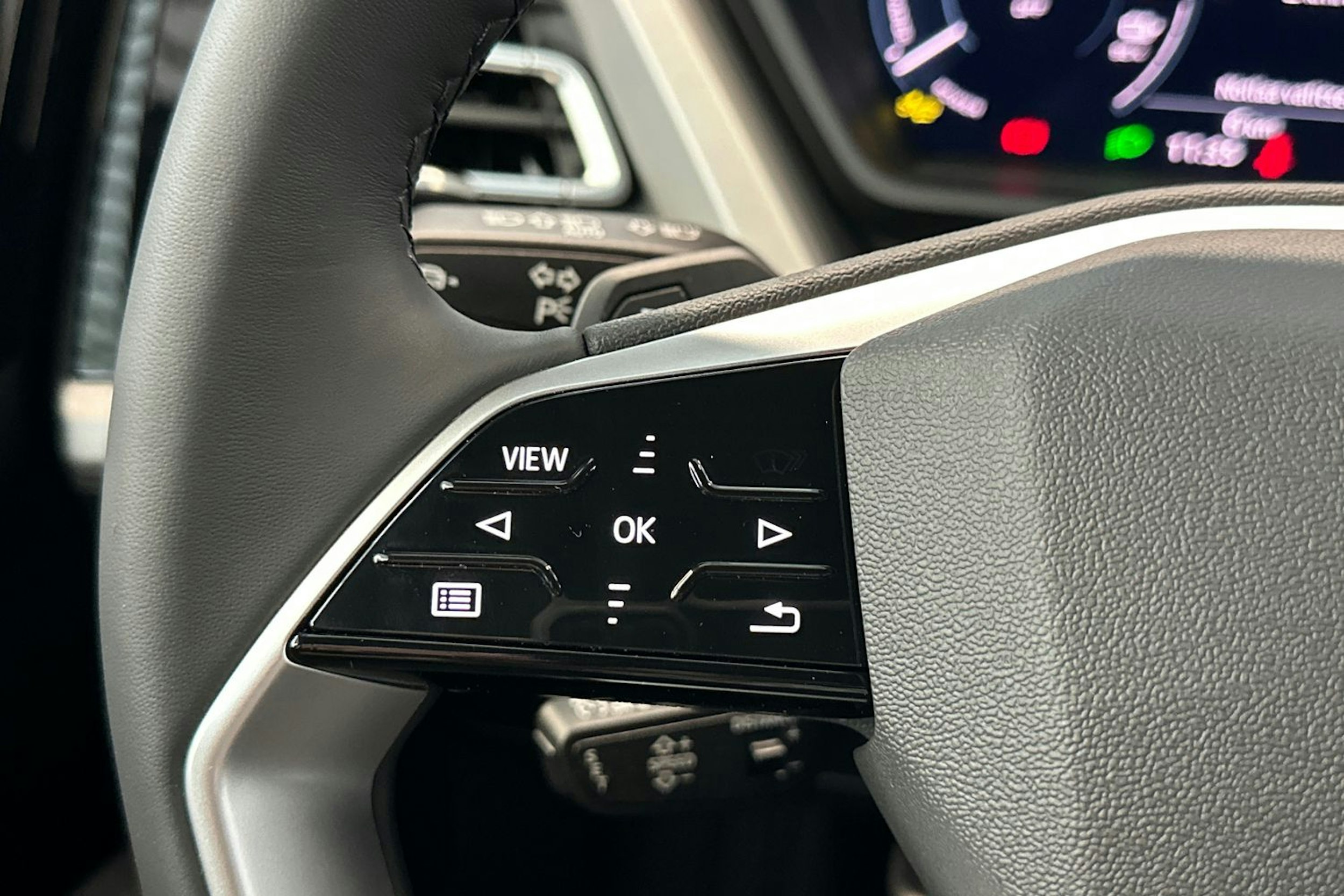 navarra sininen Audi Q4 e-tron 2025 kuva 9.
