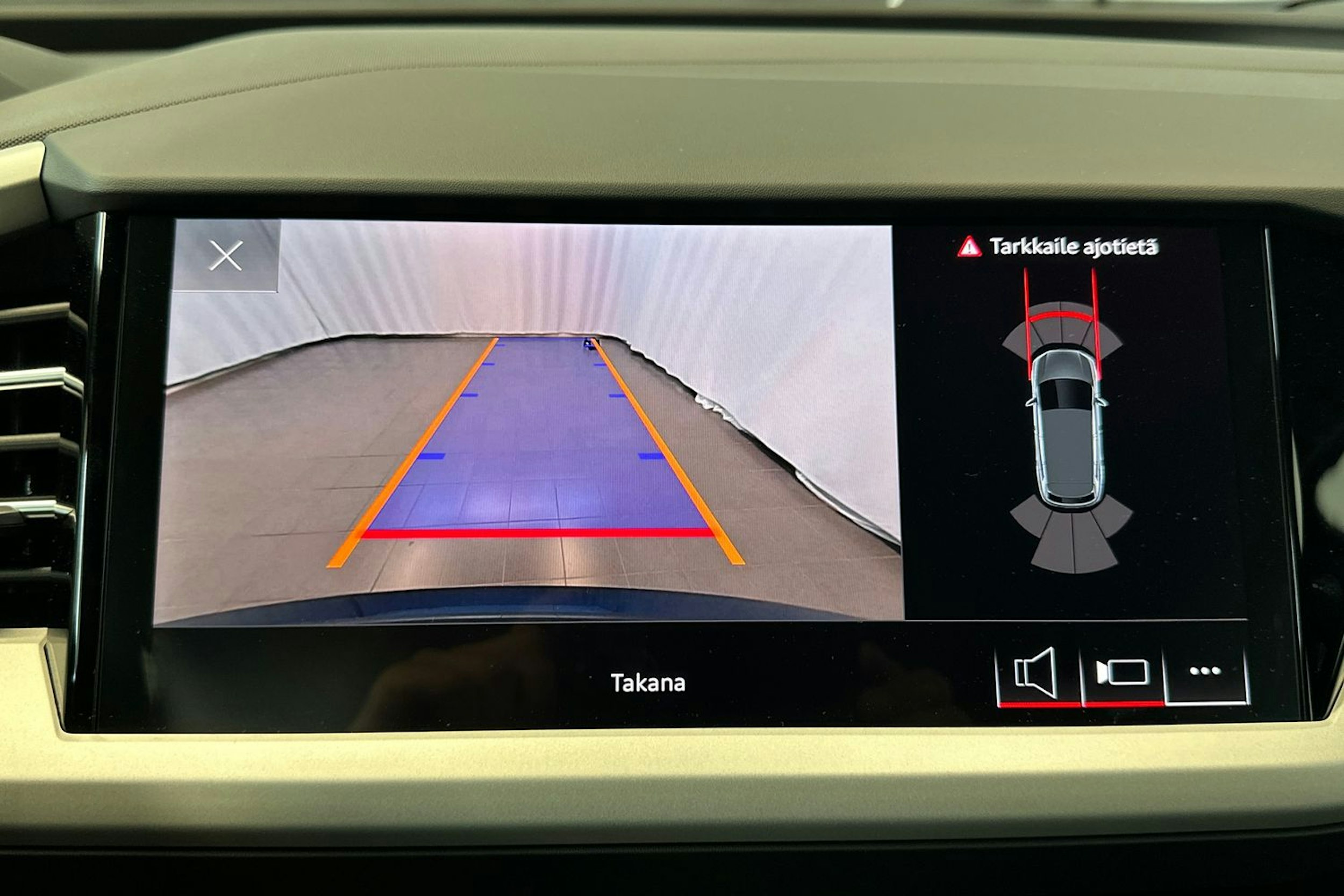 navarra sininen Audi Q4 e-tron 2025 kuva 10.
