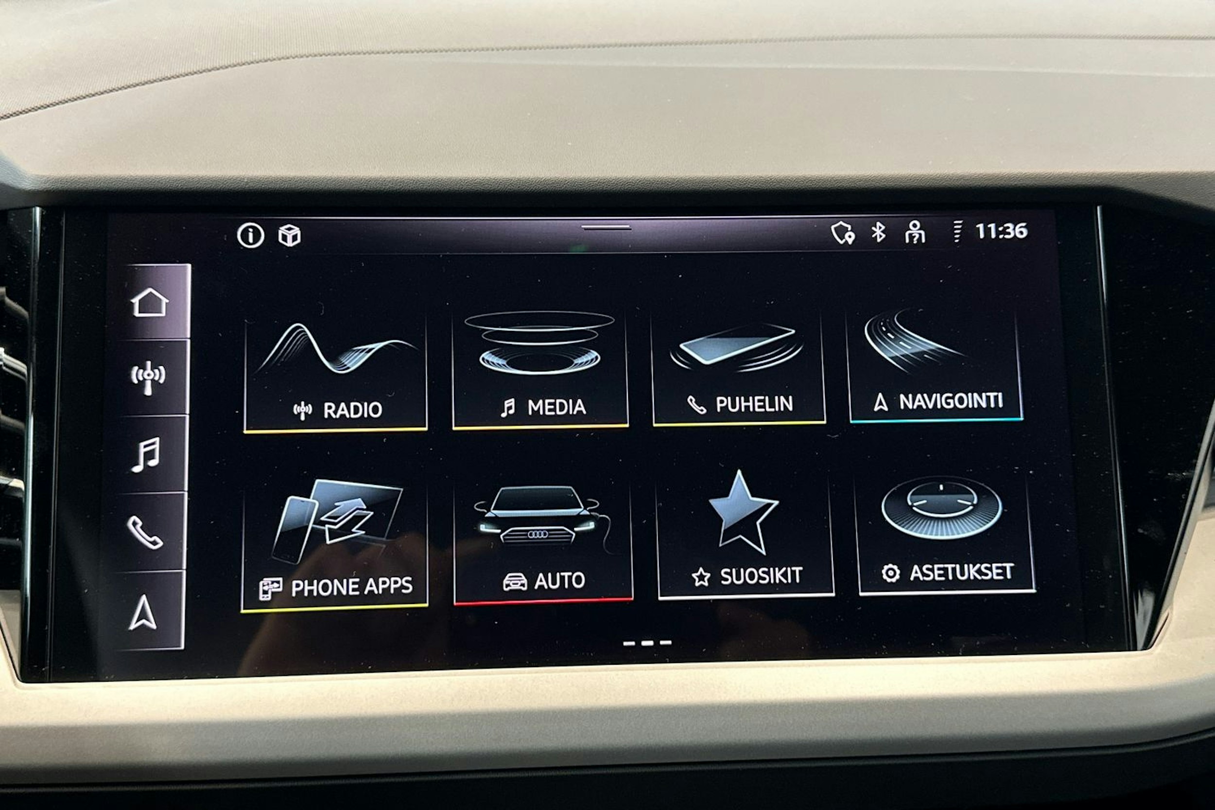 navarra sininen Audi Q4 e-tron 2025 kuva 12.