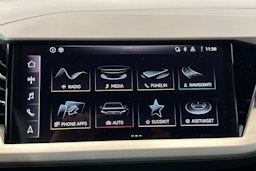navarra sininen Audi Q4 e-tron 2025 kuva 12.