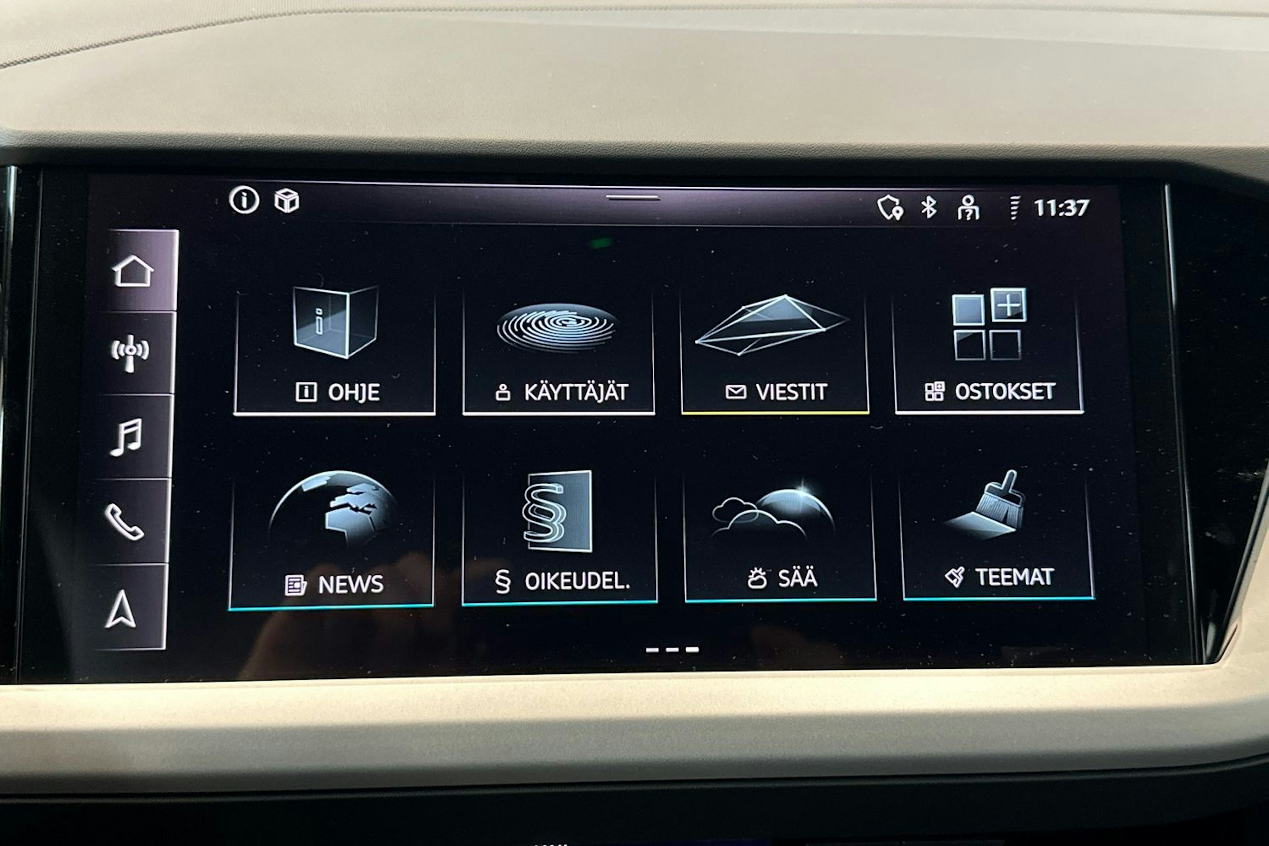 navarra sininen Audi Q4 e-tron 2025 kuva 13.