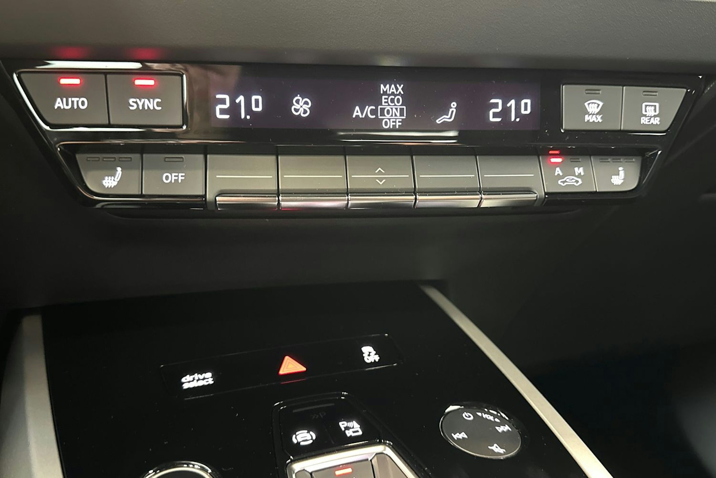 navarra sininen Audi Q4 e-tron 2025 kuva 14.