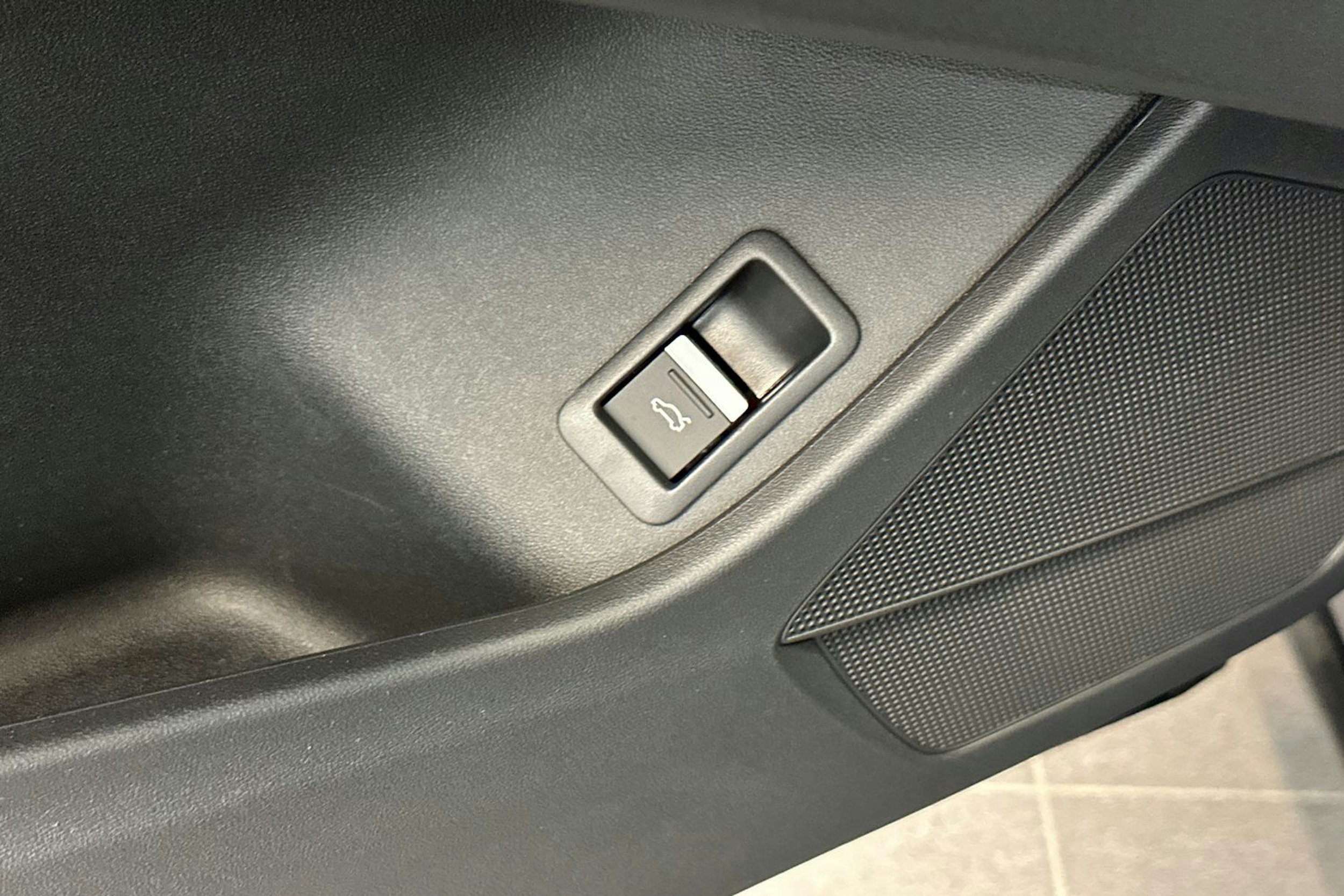 navarra sininen Audi Q4 e-tron 2025 kuva 15.