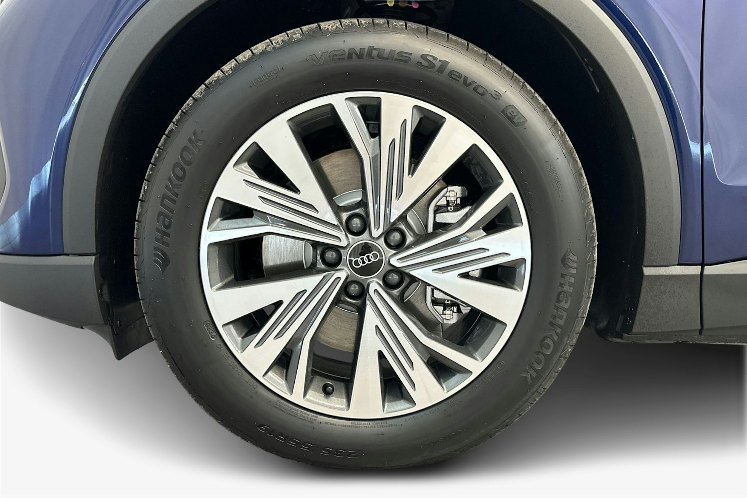 navarra sininen Audi Q4 e-tron 2025 kuva 23.