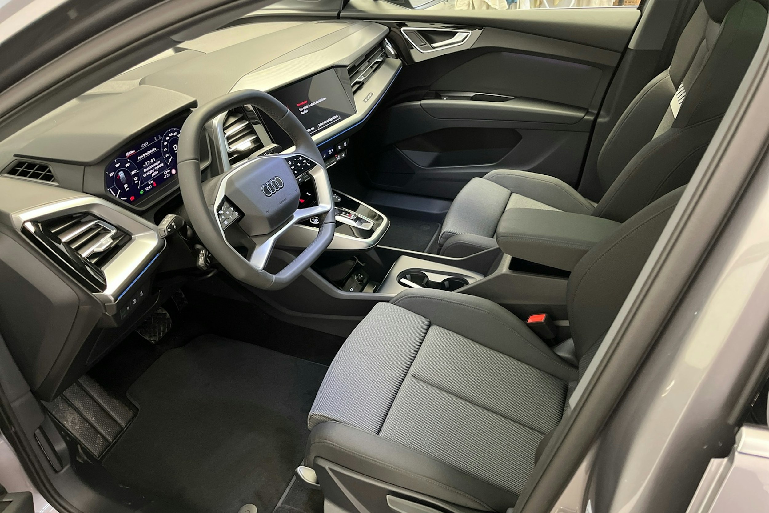 taifun harmaa Audi Q4 e-tron 2025 kuva 3.
