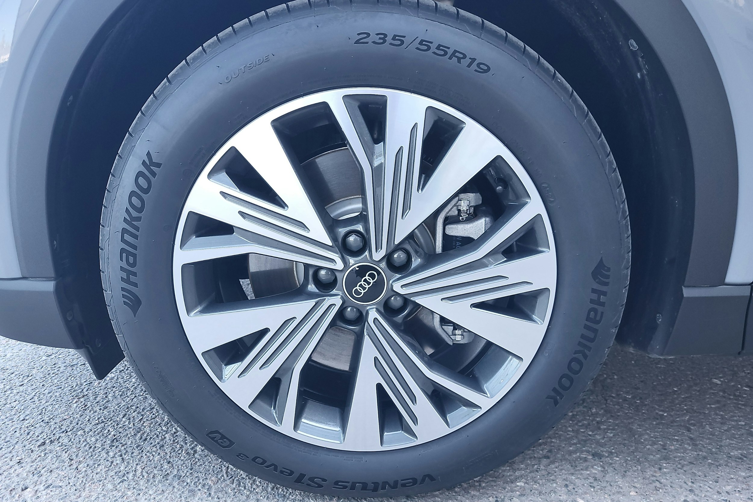 harmaa Audi Q4 e-tron 2025 kuva 9.